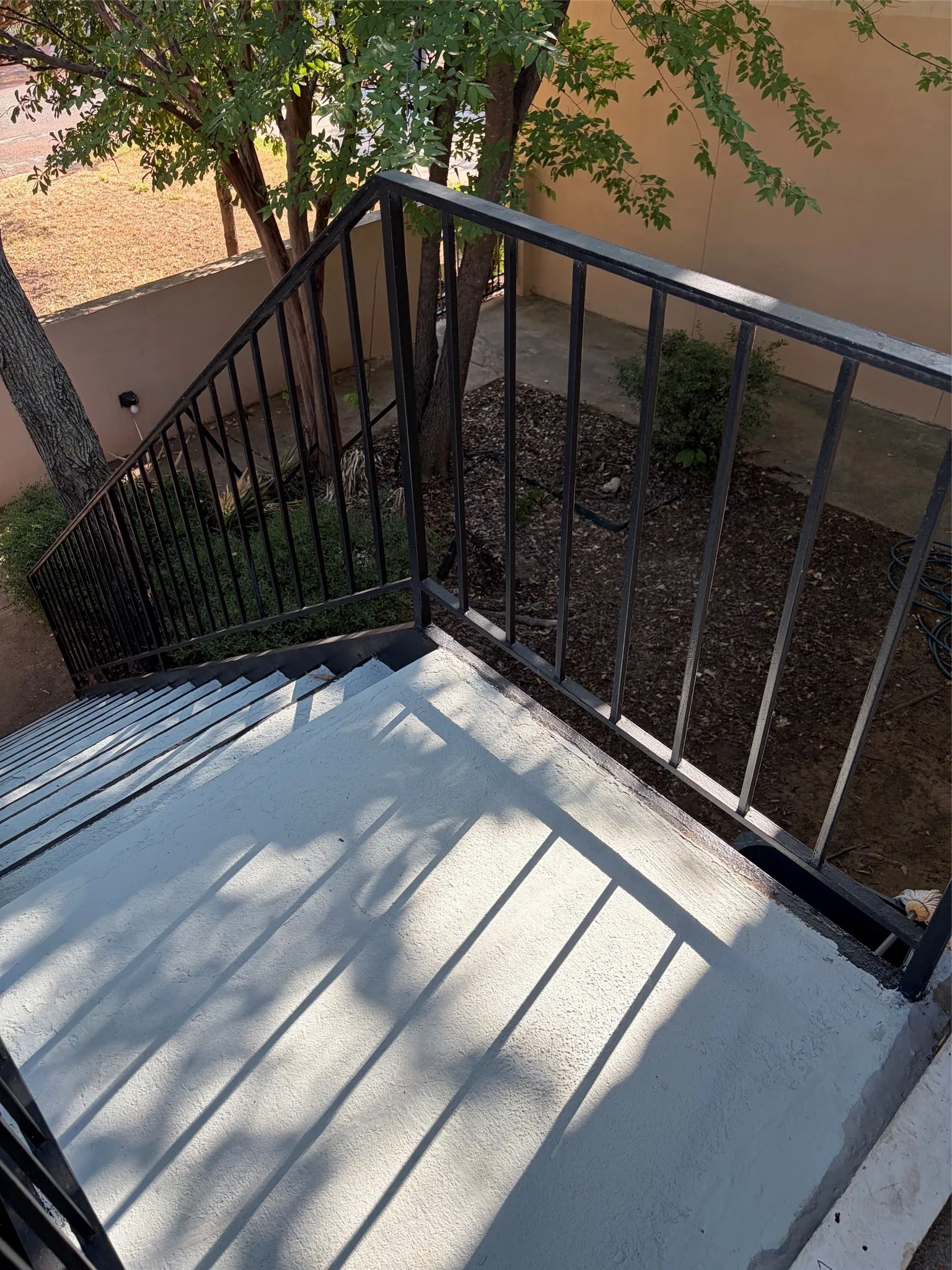 Townhouse For Rent in Tarrant County , 2126 Fleur De Lis Court, Arlington, Texas 76012, 1 Bedroom, 2 Bathroom, 2 Garage spaces, 1,122 Sqft, built in 1972, mls#21372236, Real Estate Agent in Arlington, Homes For Rent in Tarrant county, Homes For Rent in Arlington, Realtor in Arlington Texas, Real Estate Brokerage Independent Realty Texas, Luminita Cordes Realtor
