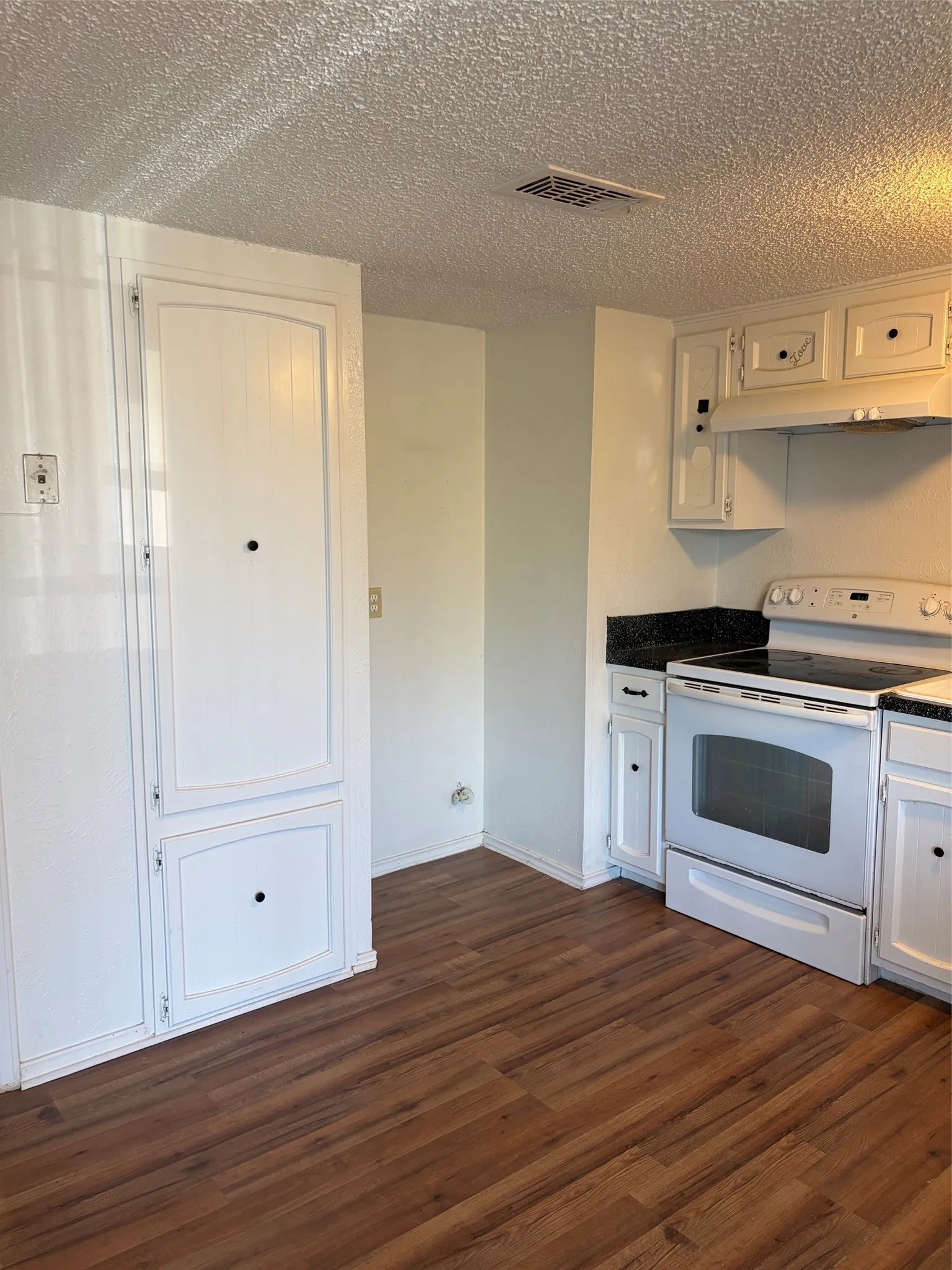 Townhouse For Rent in Tarrant County , 2126 Fleur De Lis Court, Arlington, Texas 76012, 1 Bedroom, 2 Bathroom, 2 Garage spaces, 1,122 Sqft, built in 1972, mls#21372236, Real Estate Agent in Arlington, Homes For Rent in Tarrant county, Homes For Rent in Arlington, Realtor in Arlington Texas, Real Estate Brokerage Independent Realty Texas, Luminita Cordes Realtor