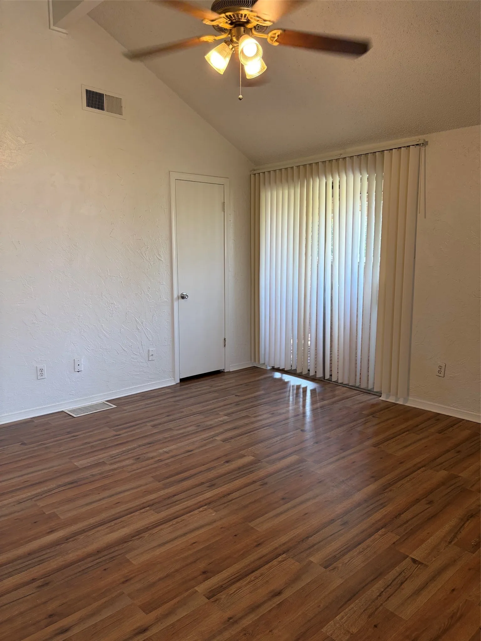 Townhouse For Rent in Tarrant County , 2126 Fleur De Lis Court, Arlington, Texas 76012, 1 Bedroom, 2 Bathroom, 2 Garage spaces, 1,122 Sqft, built in 1972, mls#21372236, Real Estate Agent in Arlington, Homes For Rent in Tarrant county, Homes For Rent in Arlington, Realtor in Arlington Texas, Real Estate Brokerage Independent Realty Texas, Luminita Cordes Realtor