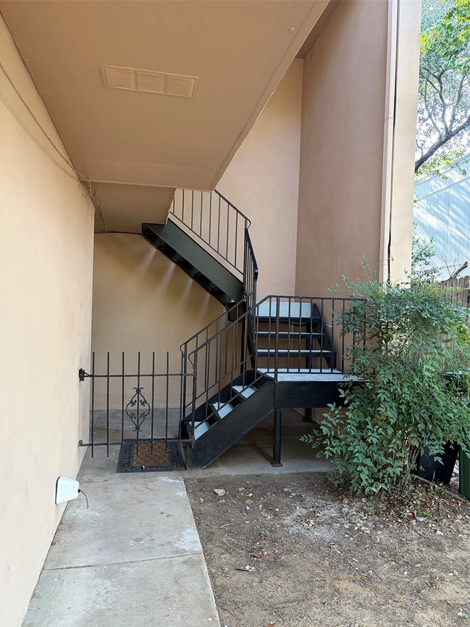 Townhouse For Rent in Tarrant County , 2126 Fleur De Lis Court, Arlington, Texas 76012, 1 Bedroom, 2 Bathroom, 2 Garage spaces, 1,122 Sqft, built in 1972, mls#21372236, Real Estate Agent in Arlington, Homes For Rent in Tarrant county, Homes For Rent in Arlington, Realtor in Arlington Texas, Real Estate Brokerage Independent Realty Texas, Luminita Cordes Realtor