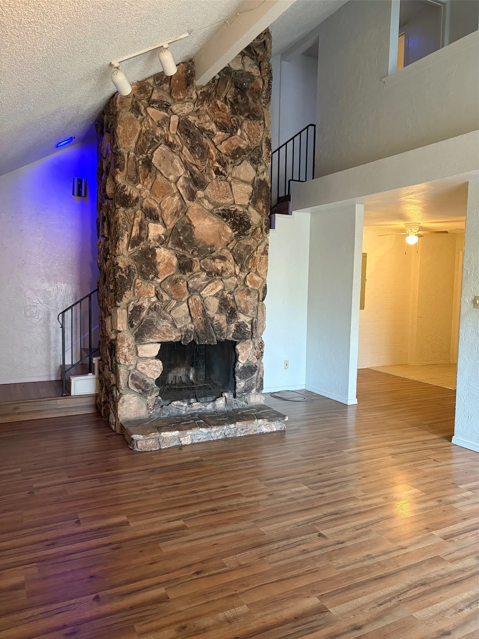 Townhouse For Rent in Tarrant County , 2126 Fleur De Lis Court, Arlington, Texas 76012, 1 Bedroom, 2 Bathroom, 2 Garage spaces, 1,122 Sqft, built in 1972, mls#21372236, Real Estate Agent in Arlington, Homes For Rent in Tarrant county, Homes For Rent in Arlington, Realtor in Arlington Texas, Real Estate Brokerage Independent Realty Texas, Luminita Cordes Realtor