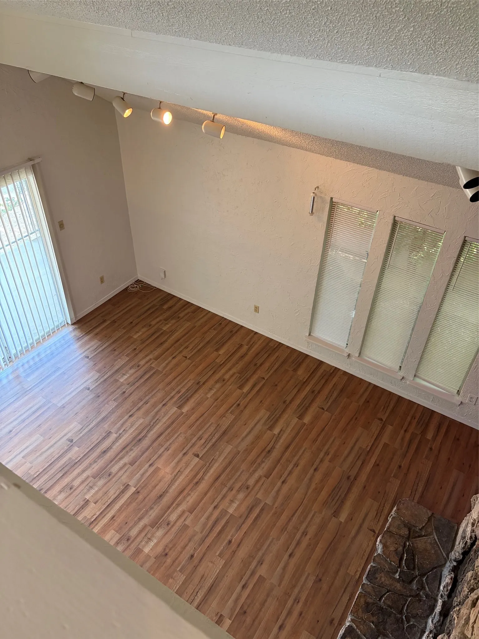 Townhouse For Rent in Tarrant County , 2126 Fleur De Lis Court, Arlington, Texas 76012, 1 Bedroom, 2 Bathroom, 2 Garage spaces, 1,122 Sqft, built in 1972, mls#21372236, Real Estate Agent in Arlington, Homes For Rent in Tarrant county, Homes For Rent in Arlington, Realtor in Arlington Texas, Real Estate Brokerage Independent Realty Texas, Luminita Cordes Realtor