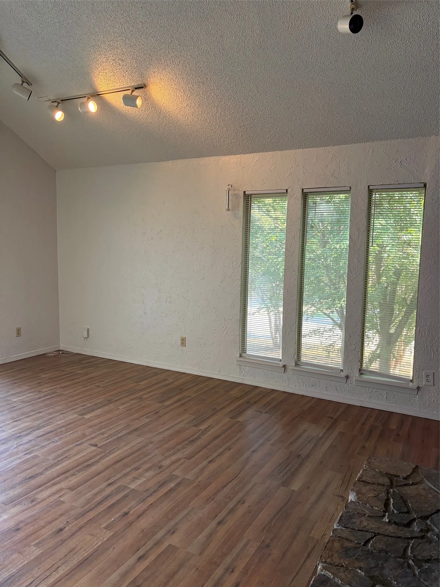 Townhouse For Rent in Tarrant County , 2126 Fleur De Lis Court, Arlington, Texas 76012, 1 Bedroom, 2 Bathroom, 2 Garage spaces, 1,122 Sqft, built in 1972, mls#21372236, Real Estate Agent in Arlington, Homes For Rent in Tarrant county, Homes For Rent in Arlington, Realtor in Arlington Texas, Real Estate Brokerage Independent Realty Texas, Luminita Cordes Realtor