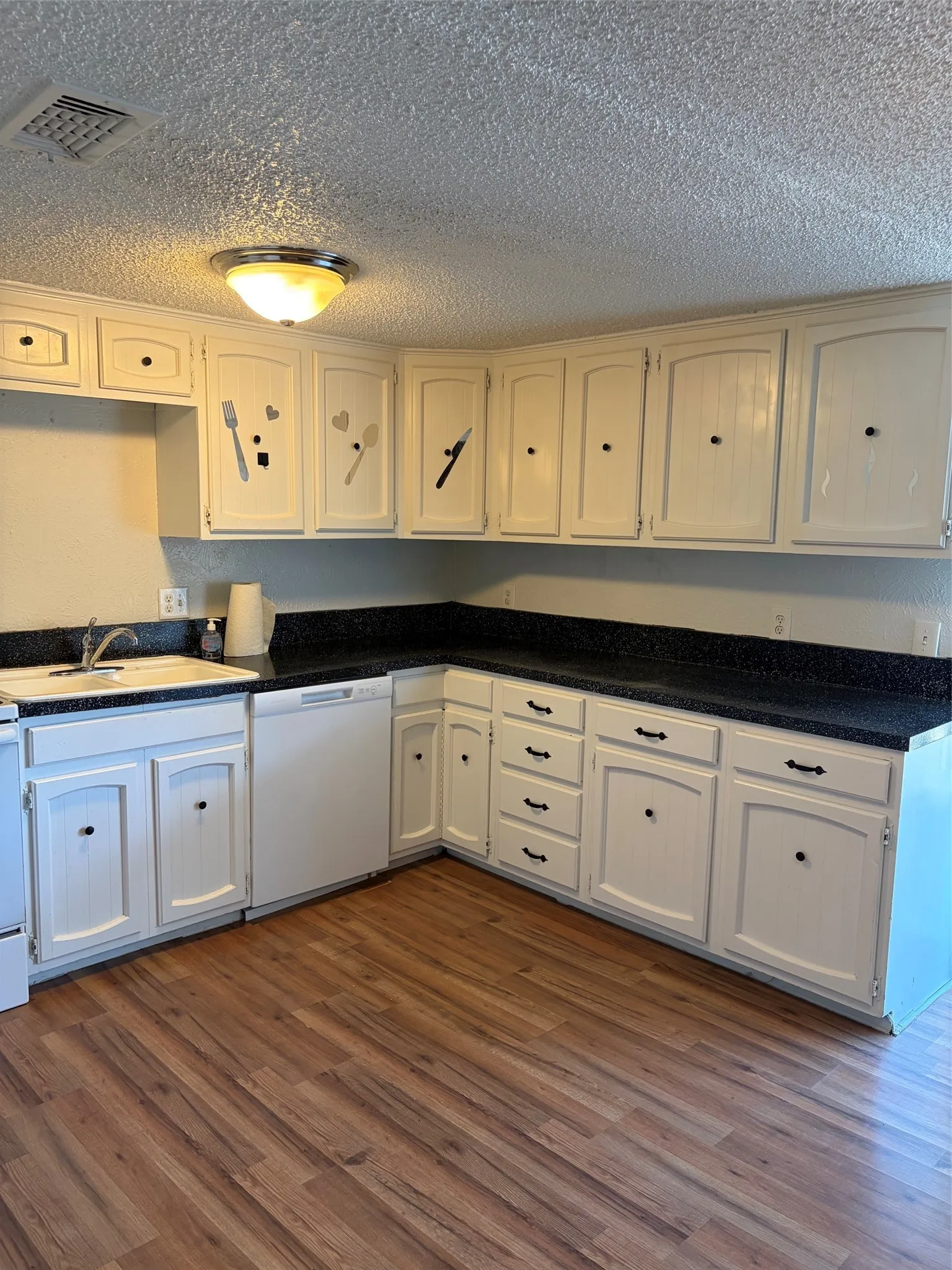 Townhouse For Rent in Tarrant County , 2126 Fleur De Lis Court, Arlington, Texas 76012, 1 Bedroom, 2 Bathroom, 2 Garage spaces, 1,122 Sqft, built in 1972, mls#21372236, Real Estate Agent in Arlington, Homes For Rent in Tarrant county, Homes For Rent in Arlington, Realtor in Arlington Texas, Real Estate Brokerage Independent Realty Texas, Luminita Cordes Realtor