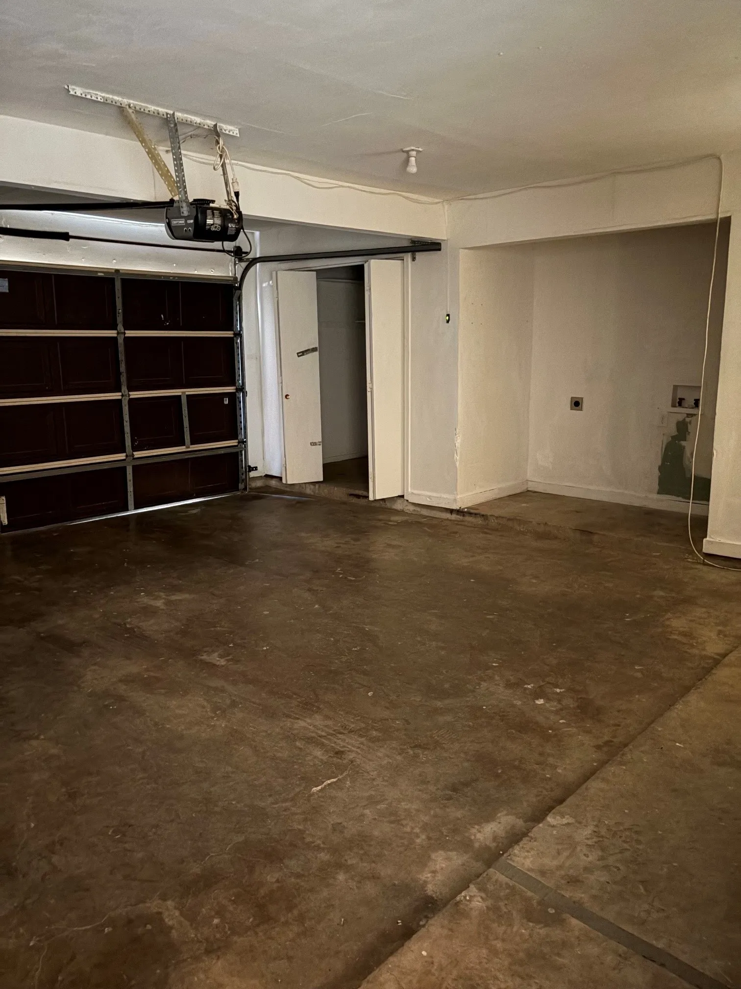 Townhouse For Rent in Tarrant County , 2126 Fleur De Lis Court, Arlington, Texas 76012, 1 Bedroom, 2 Bathroom, 2 Garage spaces, 1,122 Sqft, built in 1972, mls#21372236, Real Estate Agent in Arlington, Homes For Rent in Tarrant county, Homes For Rent in Arlington, Realtor in Arlington Texas, Real Estate Brokerage Independent Realty Texas, Luminita Cordes Realtor