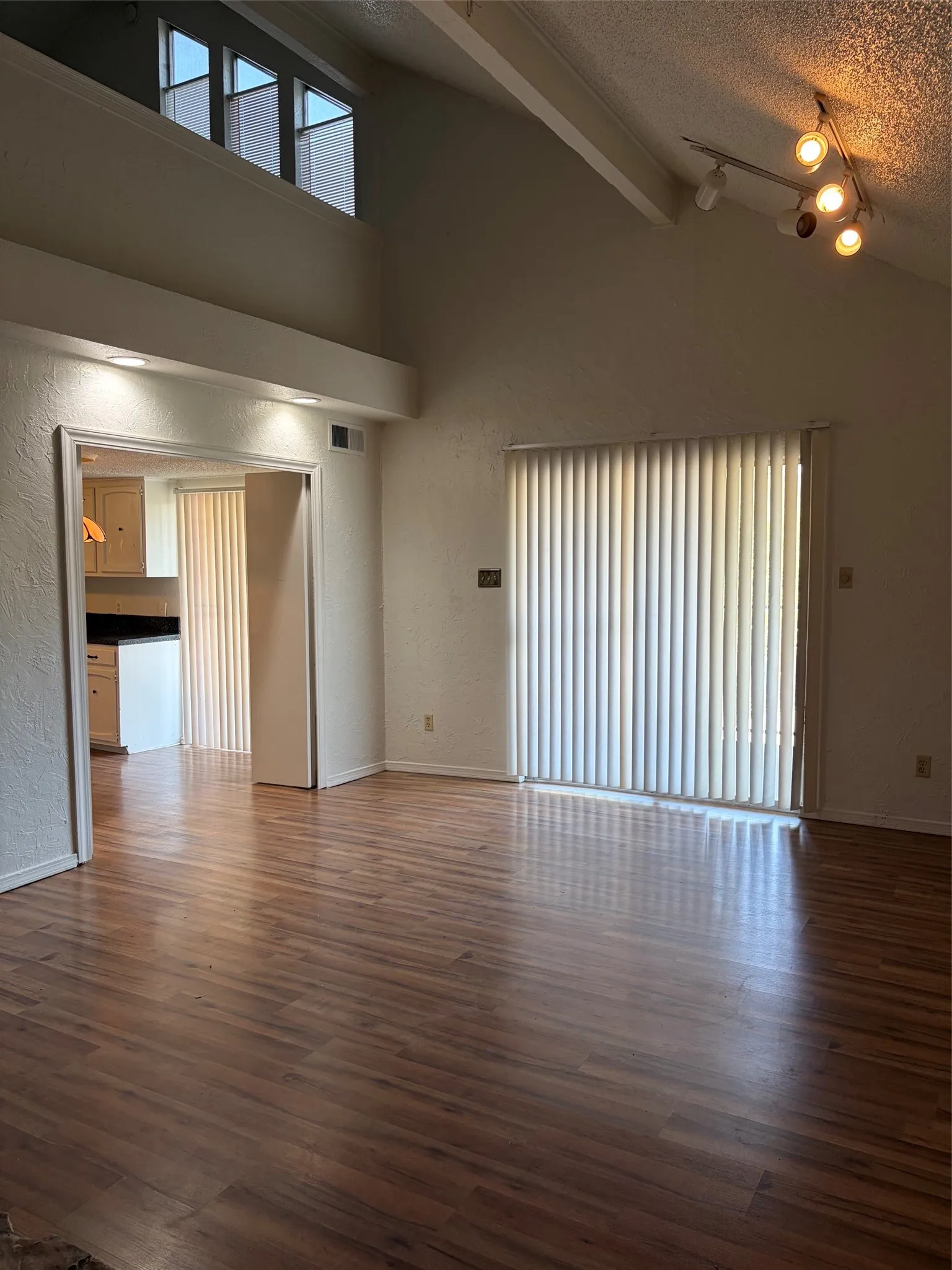 Townhouse For Rent in Tarrant County , 2126 Fleur De Lis Court, Arlington, Texas 76012, 1 Bedroom, 2 Bathroom, 2 Garage spaces, 1,122 Sqft, built in 1972, mls#21372236, Real Estate Agent in Arlington, Homes For Rent in Tarrant county, Homes For Rent in Arlington, Realtor in Arlington Texas, Real Estate Brokerage Independent Realty Texas, Luminita Cordes Realtor