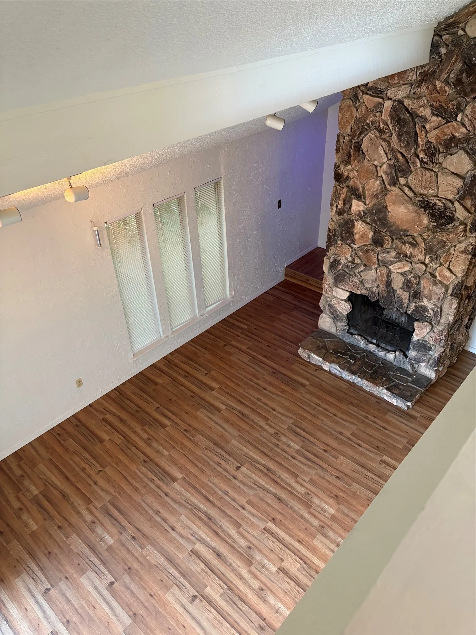 Townhouse For Rent in Tarrant County , 2126 Fleur De Lis Court, Arlington, Texas 76012, 1 Bedroom, 2 Bathroom, 2 Garage spaces, 1,122 Sqft, built in 1972, mls#21372236, Real Estate Agent in Arlington, Homes For Rent in Tarrant county, Homes For Rent in Arlington, Realtor in Arlington Texas, Real Estate Brokerage Independent Realty Texas, Luminita Cordes Realtor