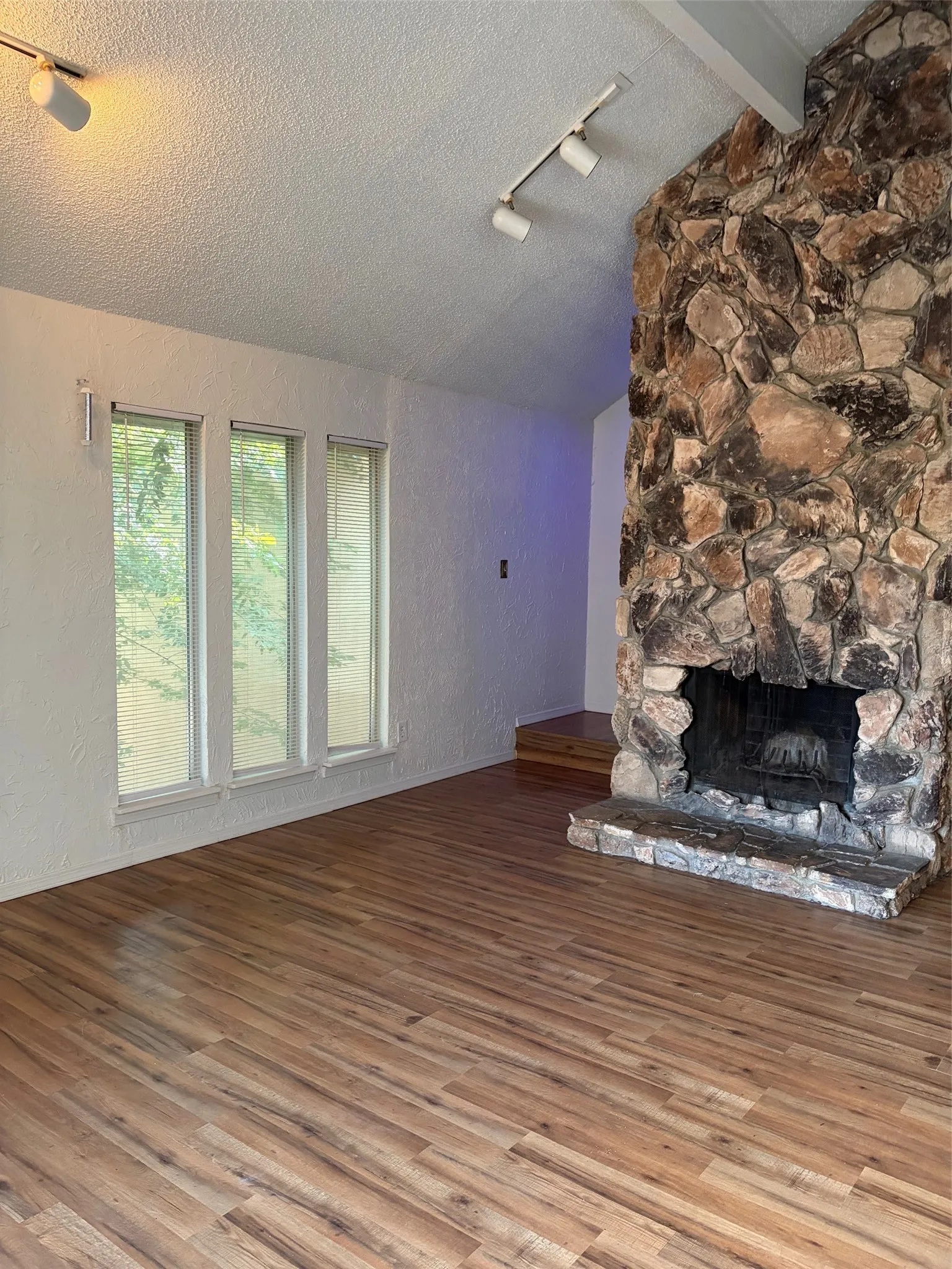 Townhouse For Rent in Tarrant County , 2126 Fleur De Lis Court, Arlington, Texas 76012, 1 Bedroom, 2 Bathroom, 2 Garage spaces, 1,122 Sqft, built in 1972, mls#21372236, Real Estate Agent in Arlington, Homes For Rent in Tarrant county, Homes For Rent in Arlington, Realtor in Arlington Texas, Real Estate Brokerage Independent Realty Texas, Luminita Cordes Realtor