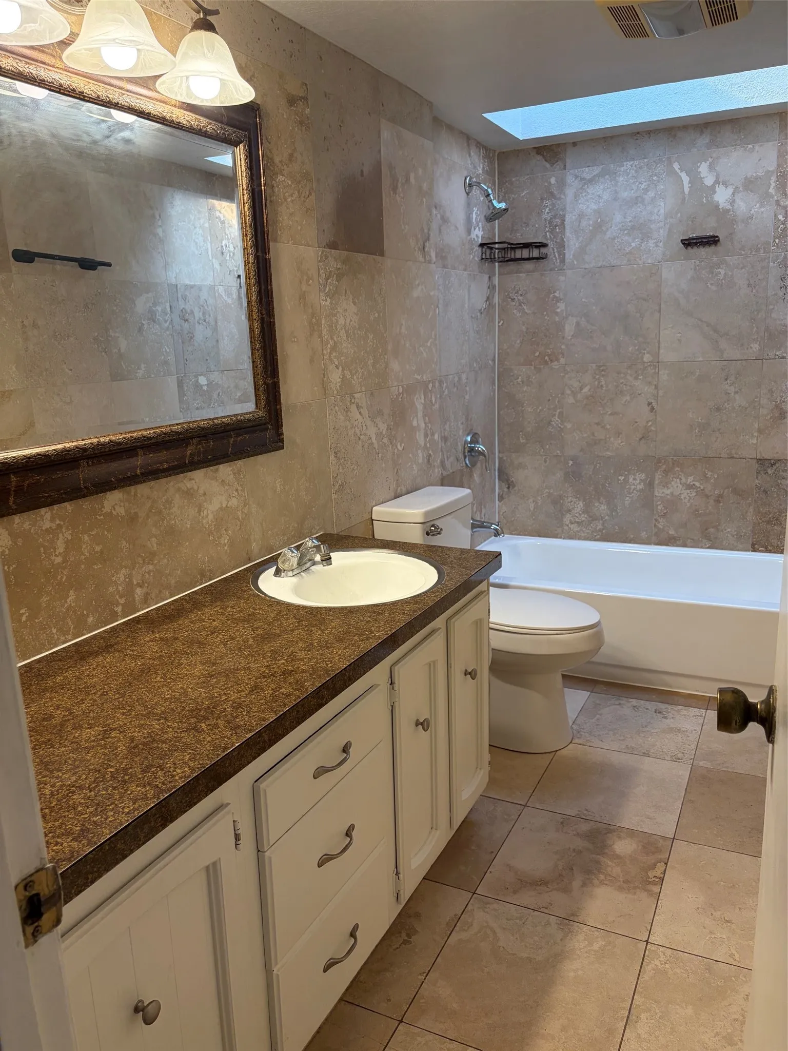 Townhouse For Rent in Tarrant County , 2126 Fleur De Lis Court, Arlington, Texas 76012, 1 Bedroom, 2 Bathroom, 2 Garage spaces, 1,122 Sqft, built in 1972, mls#21372236, Real Estate Agent in Arlington, Homes For Rent in Tarrant county, Homes For Rent in Arlington, Realtor in Arlington Texas, Real Estate Brokerage Independent Realty Texas, Luminita Cordes Realtor