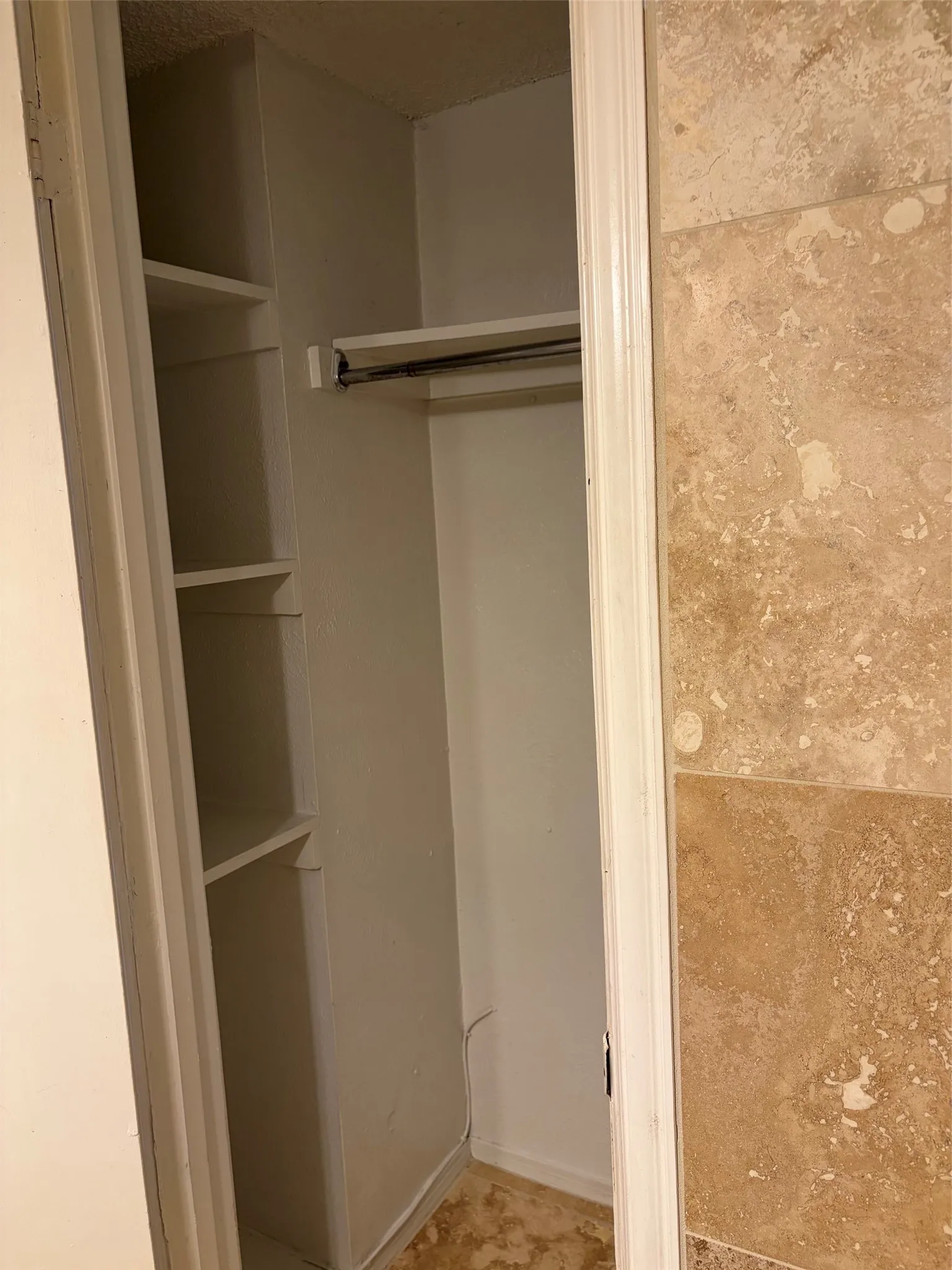Townhouse For Rent in Tarrant County , 2126 Fleur De Lis Court, Arlington, Texas 76012, 1 Bedroom, 2 Bathroom, 2 Garage spaces, 1,122 Sqft, built in 1972, mls#21372236, Real Estate Agent in Arlington, Homes For Rent in Tarrant county, Homes For Rent in Arlington, Realtor in Arlington Texas, Real Estate Brokerage Independent Realty Texas, Luminita Cordes Realtor