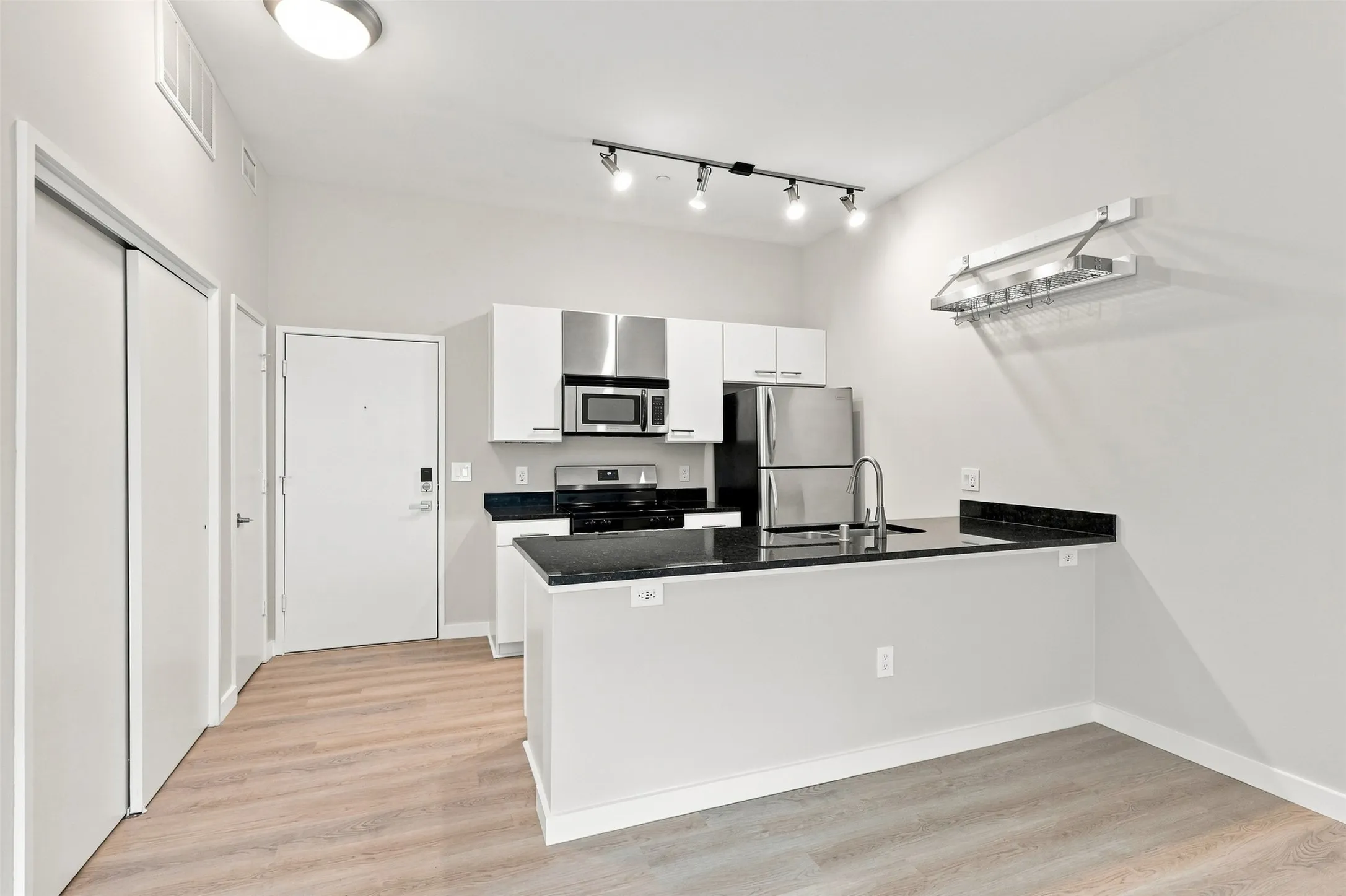Condominium For Rent in Dallas County , 3025 Bryan Street 2H, Dallas, Texas 75204, 1 Bedroom, 1 Bathroom, 1 Garage spaces, 712 Sqft, built in 2006, mls#21370209, Real Estate Agent in Dallas, Homes For Rent in Dallas county, Homes For Rent in Dallas, Realtor in Dallas Texas, Real Estate Brokerage Independent Realty Texas, Luminita Cordes Realtor