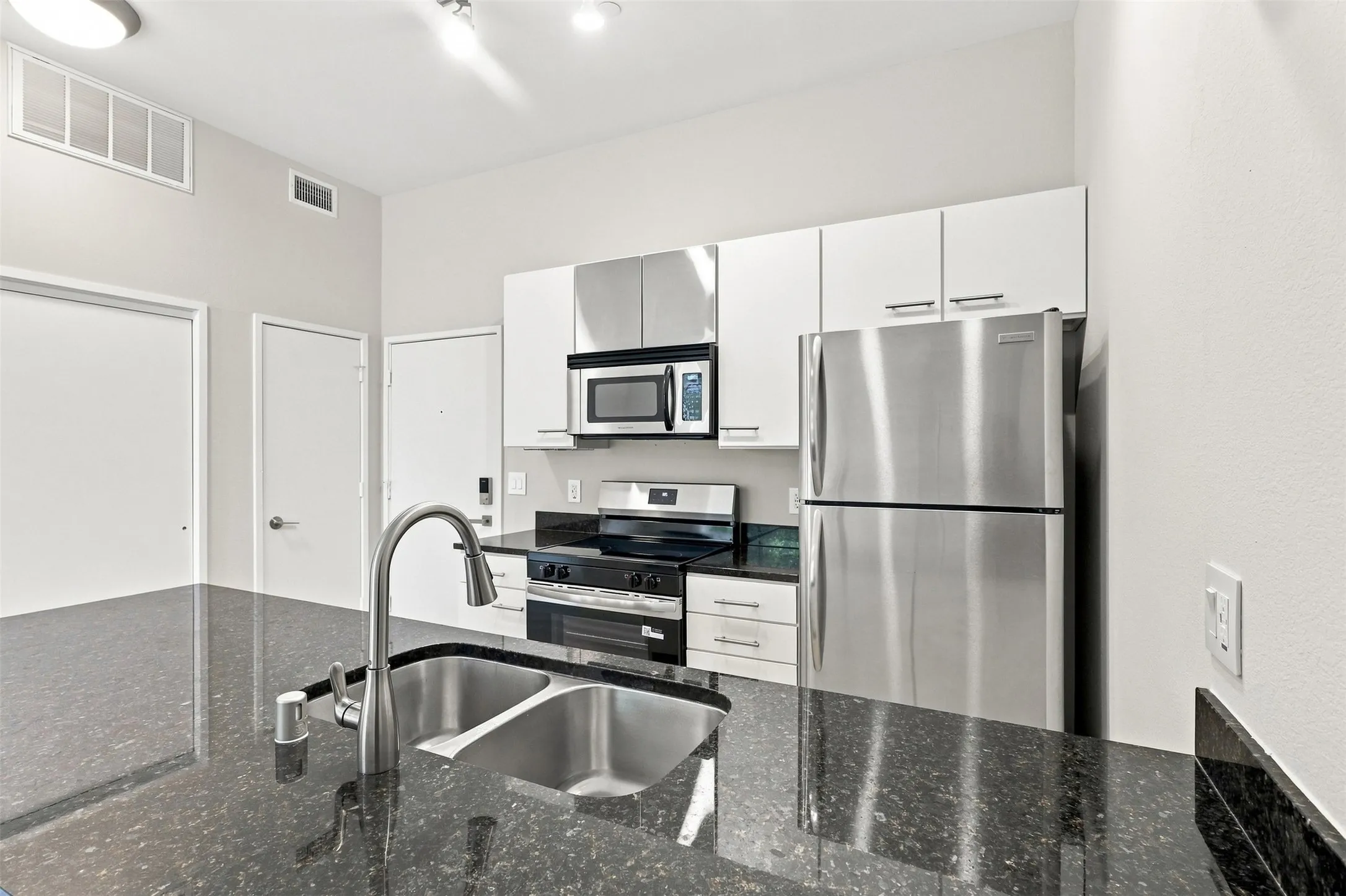 Condominium For Rent in Dallas County , 3025 Bryan Street 2H, Dallas, Texas 75204, 1 Bedroom, 1 Bathroom, 1 Garage spaces, 712 Sqft, built in 2006, mls#21370209, Real Estate Agent in Dallas, Homes For Rent in Dallas county, Homes For Rent in Dallas, Realtor in Dallas Texas, Real Estate Brokerage Independent Realty Texas, Luminita Cordes Realtor