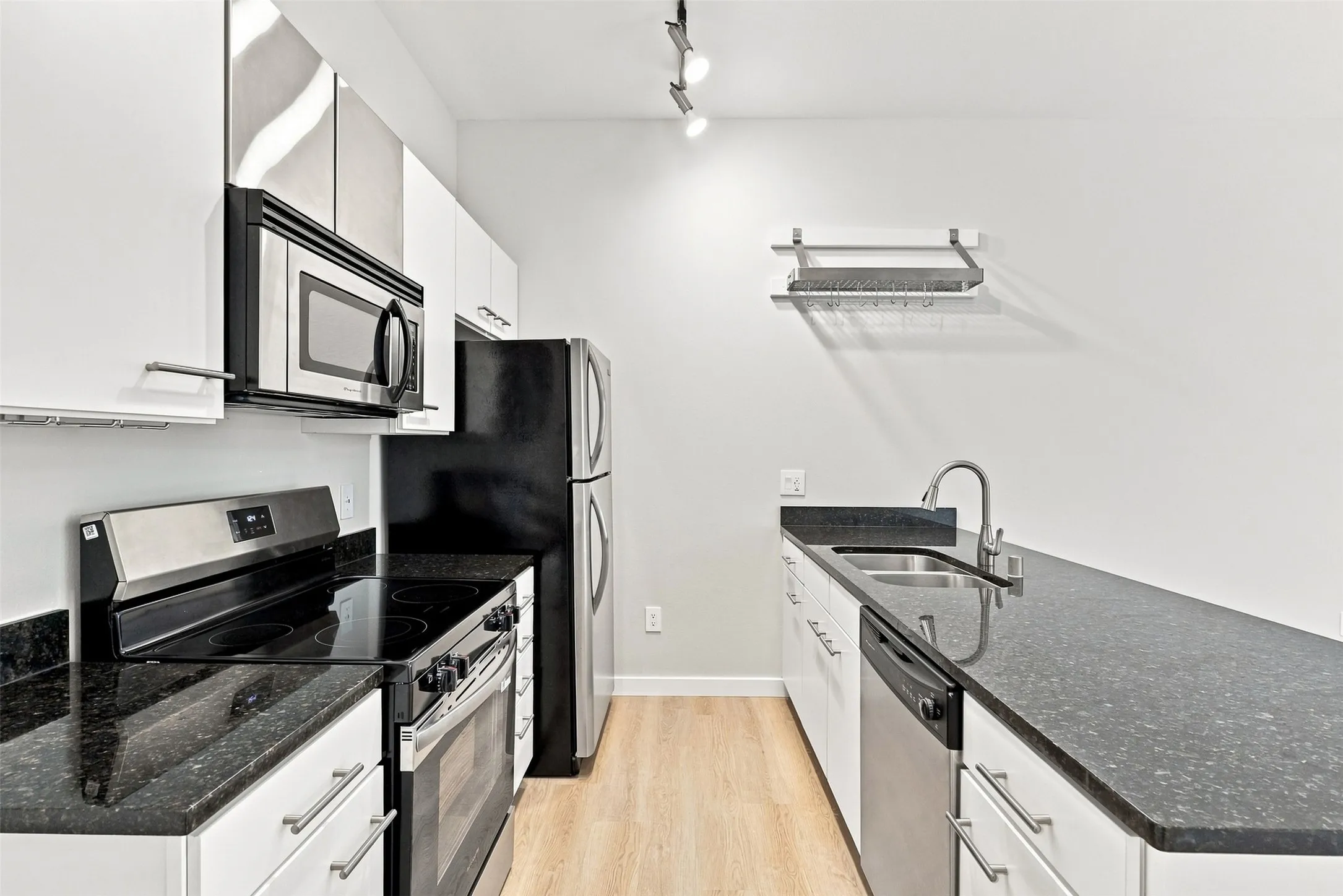 Condominium For Rent in Dallas County , 3025 Bryan Street 2H, Dallas, Texas 75204, 1 Bedroom, 1 Bathroom, 1 Garage spaces, 712 Sqft, built in 2006, mls#21370209, Real Estate Agent in Dallas, Homes For Rent in Dallas county, Homes For Rent in Dallas, Realtor in Dallas Texas, Real Estate Brokerage Independent Realty Texas, Luminita Cordes Realtor