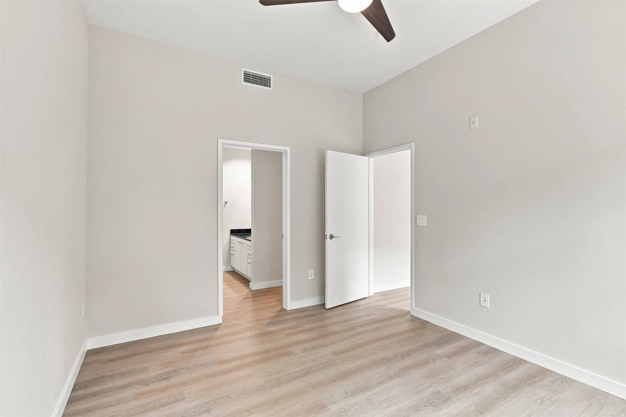 Condominium For Rent in Dallas County , 3025 Bryan Street 2H, Dallas, Texas 75204, 1 Bedroom, 1 Bathroom, 1 Garage spaces, 712 Sqft, built in 2006, mls#21370209, Real Estate Agent in Dallas, Homes For Rent in Dallas county, Homes For Rent in Dallas, Realtor in Dallas Texas, Real Estate Brokerage Independent Realty Texas, Luminita Cordes Realtor
