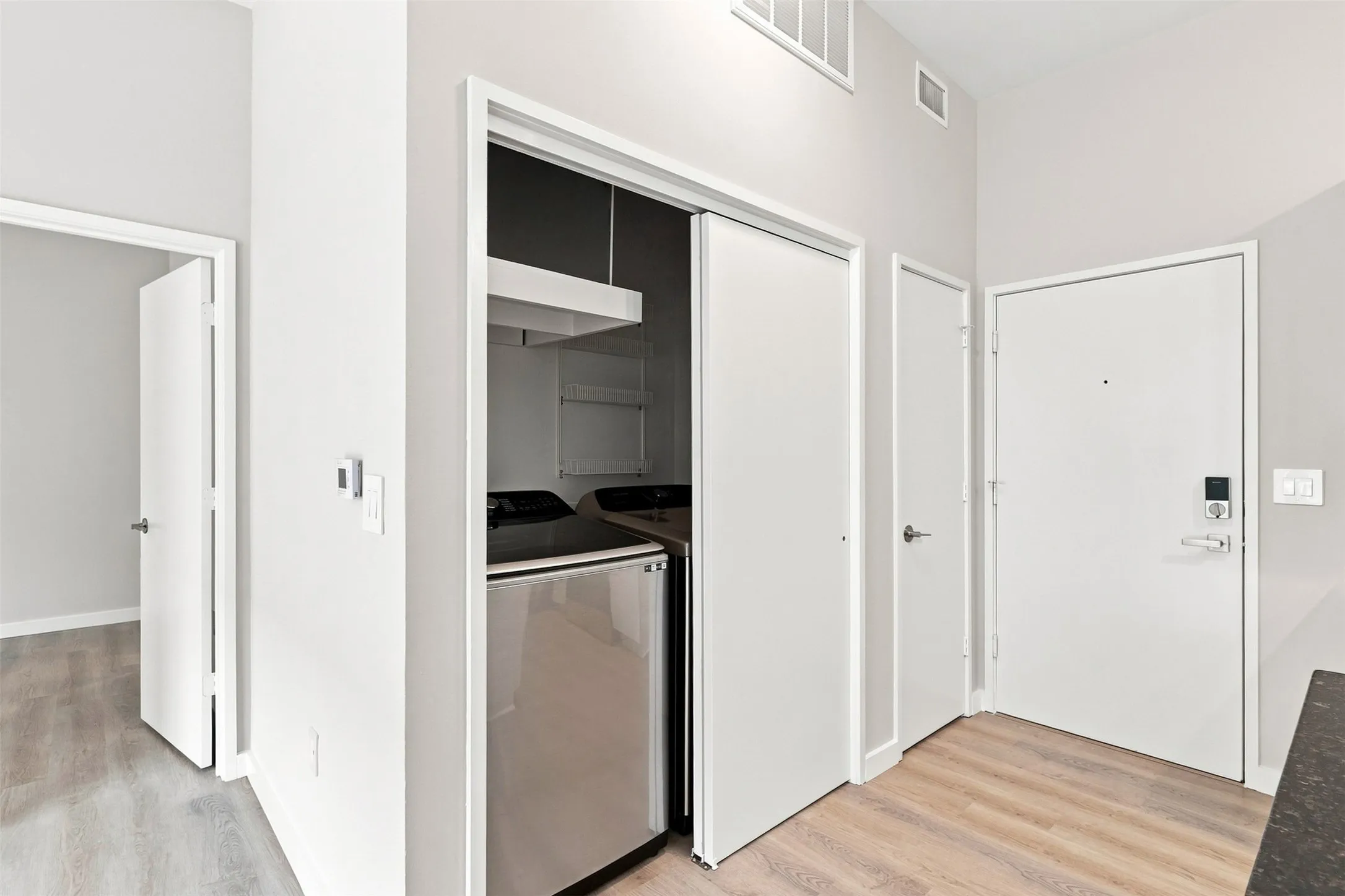 Condominium For Rent in Dallas County , 3025 Bryan Street 2H, Dallas, Texas 75204, 1 Bedroom, 1 Bathroom, 1 Garage spaces, 712 Sqft, built in 2006, mls#21370209, Real Estate Agent in Dallas, Homes For Rent in Dallas county, Homes For Rent in Dallas, Realtor in Dallas Texas, Real Estate Brokerage Independent Realty Texas, Luminita Cordes Realtor