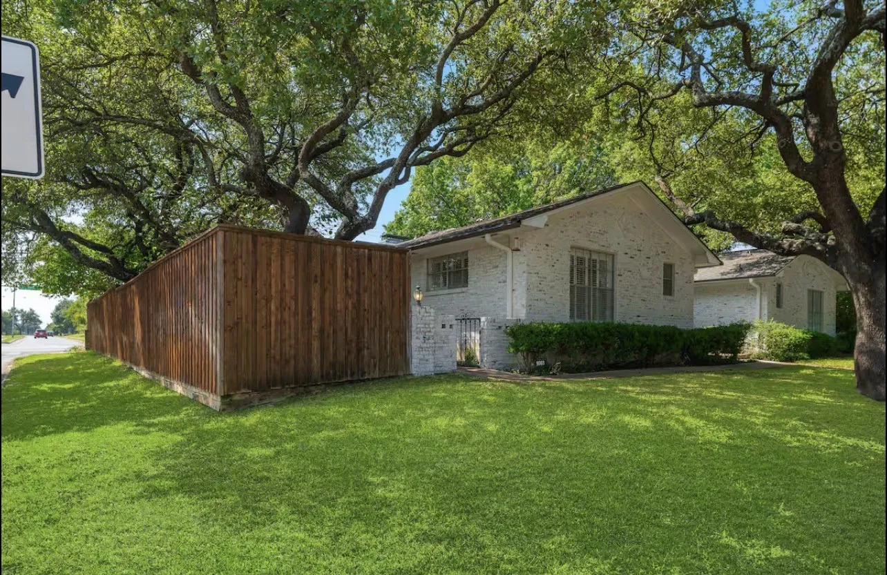 Duplex For Rent in Dallas County , 9003 Villa Park Circle, Dallas, Texas 75225, 2 Bedroom, 2 Bathroom, 1 Garage spaces, 1,618 Sqft, built in 1965, mls#21367558, Real Estate Agent in Dallas, Homes For Rent in Dallas county, Homes For Rent in Dallas, Realtor in Dallas Texas, Real Estate Brokerage Independent Realty Texas, Luminita Cordes Realtor