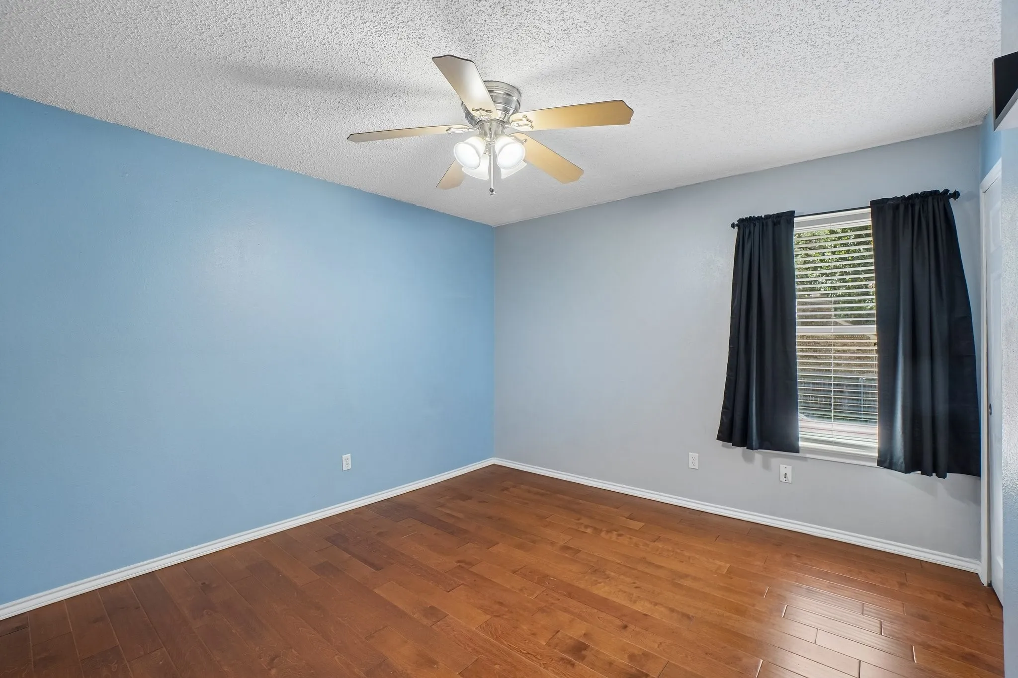 Single Family Residence For Sale in Tarrant County , 3231 Summerfield Drive, Grapevine, Texas 76051, 4 Bedroom, 3 Bathroom, 2 Garage spaces, 2,688 Sqft, built in 1985, mls#21369756, Real Estate Agent in Grapevine, Homes For Sale in Tarrant county, Homes For Sale in Grapevine, Realtor in Grapevine Texas, Real Estate Brokerage Independent Realty Texas, Luminita Cordes Realtor