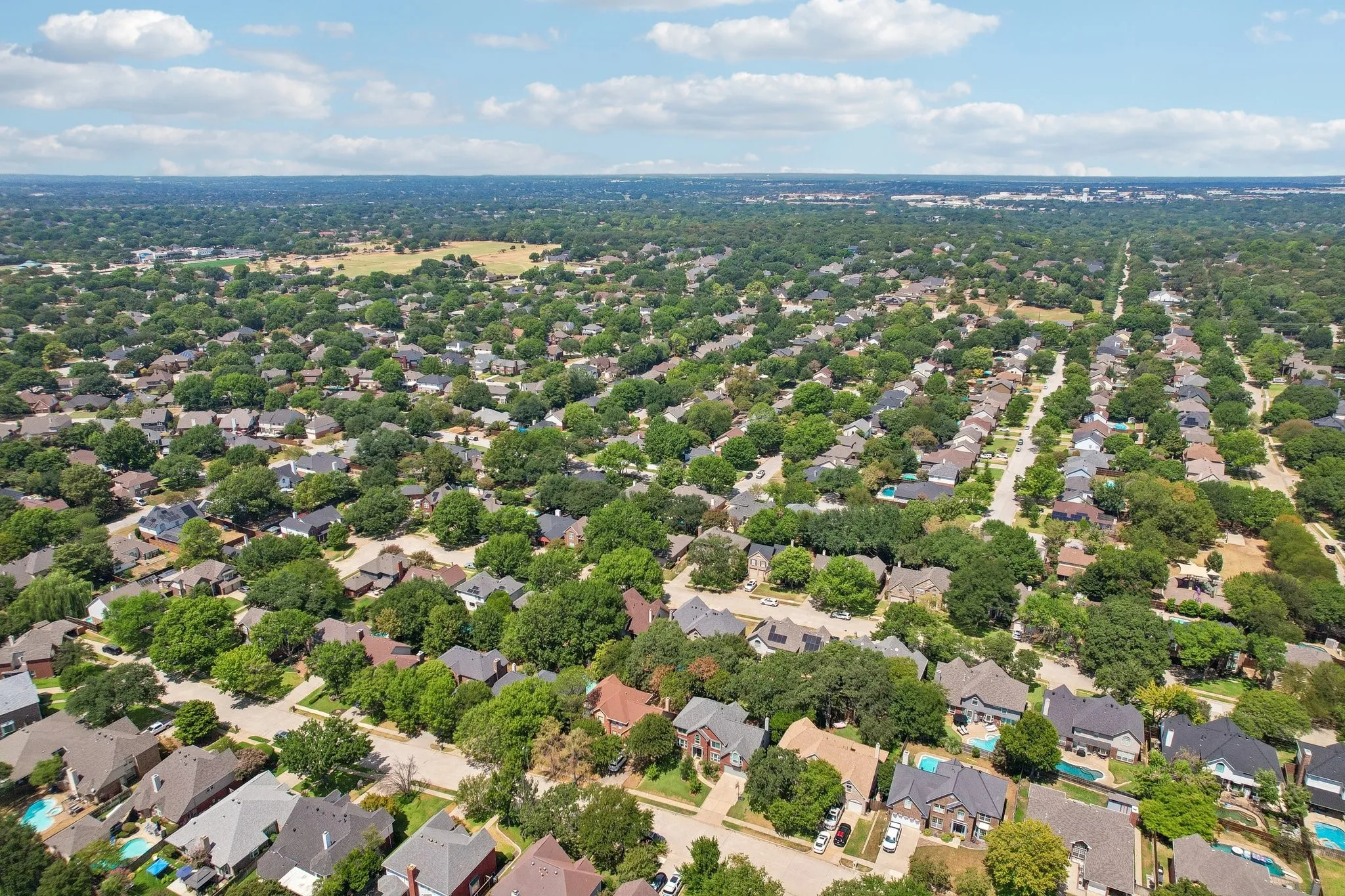 Single Family Residence For Sale in Tarrant County , 3231 Summerfield Drive, Grapevine, Texas 76051, 4 Bedroom, 3 Bathroom, 2 Garage spaces, 2,688 Sqft, built in 1985, mls#21369756, Real Estate Agent in Grapevine, Homes For Sale in Tarrant county, Homes For Sale in Grapevine, Realtor in Grapevine Texas, Real Estate Brokerage Independent Realty Texas, Luminita Cordes Realtor