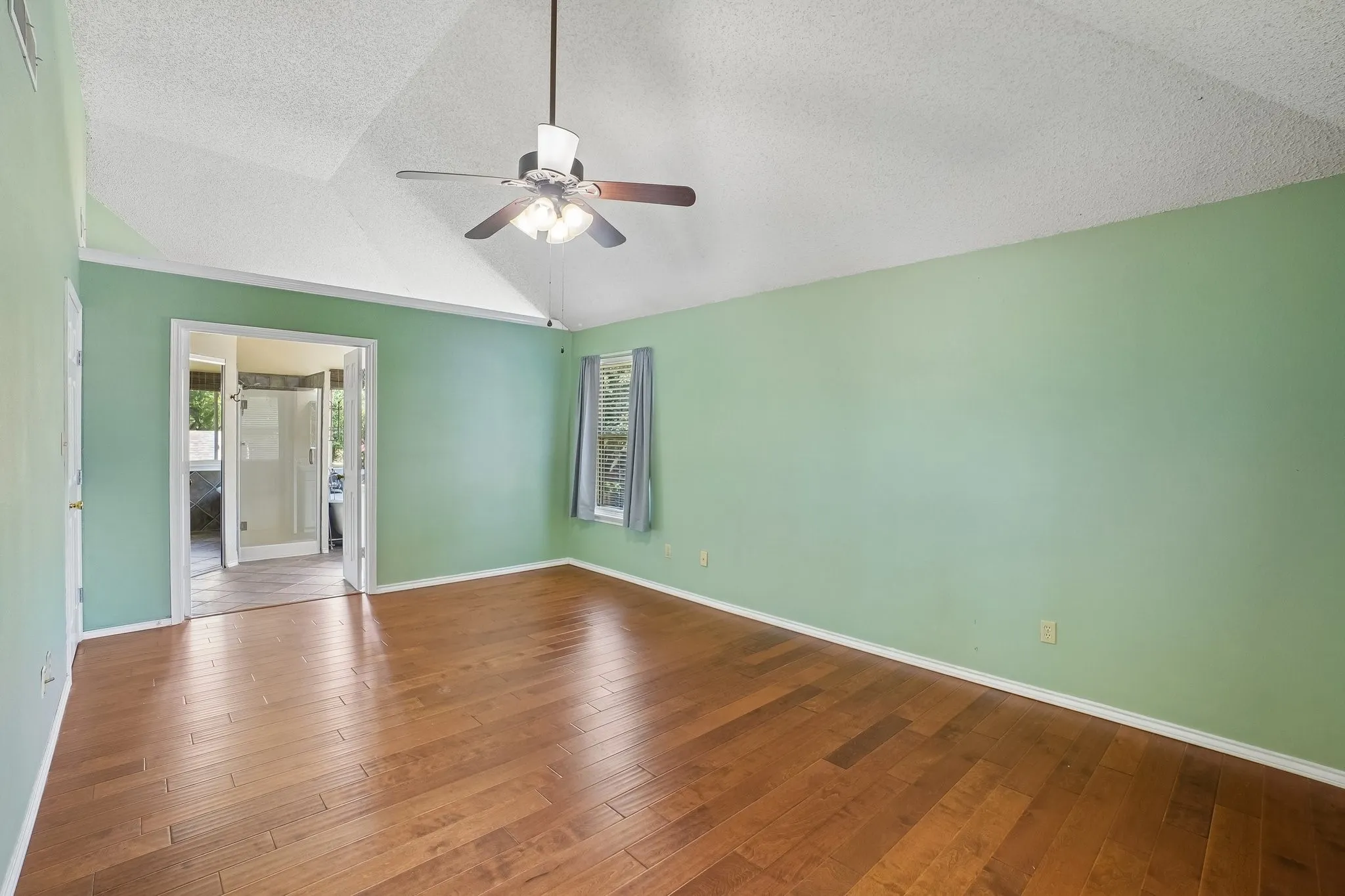 Single Family Residence For Sale in Tarrant County , 3231 Summerfield Drive, Grapevine, Texas 76051, 4 Bedroom, 3 Bathroom, 2 Garage spaces, 2,688 Sqft, built in 1985, mls#21369756, Real Estate Agent in Grapevine, Homes For Sale in Tarrant county, Homes For Sale in Grapevine, Realtor in Grapevine Texas, Real Estate Brokerage Independent Realty Texas, Luminita Cordes Realtor