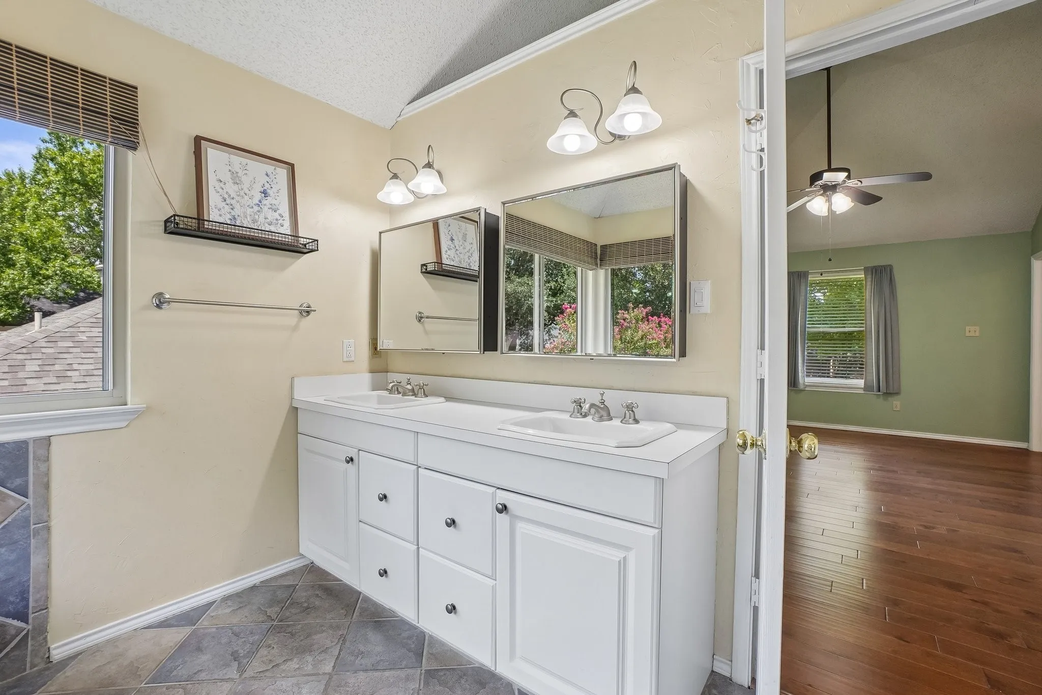 Single Family Residence For Sale in Tarrant County , 3231 Summerfield Drive, Grapevine, Texas 76051, 4 Bedroom, 3 Bathroom, 2 Garage spaces, 2,688 Sqft, built in 1985, mls#21369756, Real Estate Agent in Grapevine, Homes For Sale in Tarrant county, Homes For Sale in Grapevine, Realtor in Grapevine Texas, Real Estate Brokerage Independent Realty Texas, Luminita Cordes Realtor