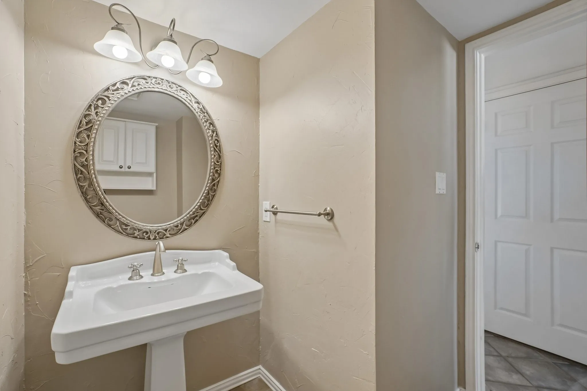 Single Family Residence For Sale in Tarrant County , 3231 Summerfield Drive, Grapevine, Texas 76051, 4 Bedroom, 3 Bathroom, 2 Garage spaces, 2,688 Sqft, built in 1985, mls#21369756, Real Estate Agent in Grapevine, Homes For Sale in Tarrant county, Homes For Sale in Grapevine, Realtor in Grapevine Texas, Real Estate Brokerage Independent Realty Texas, Luminita Cordes Realtor