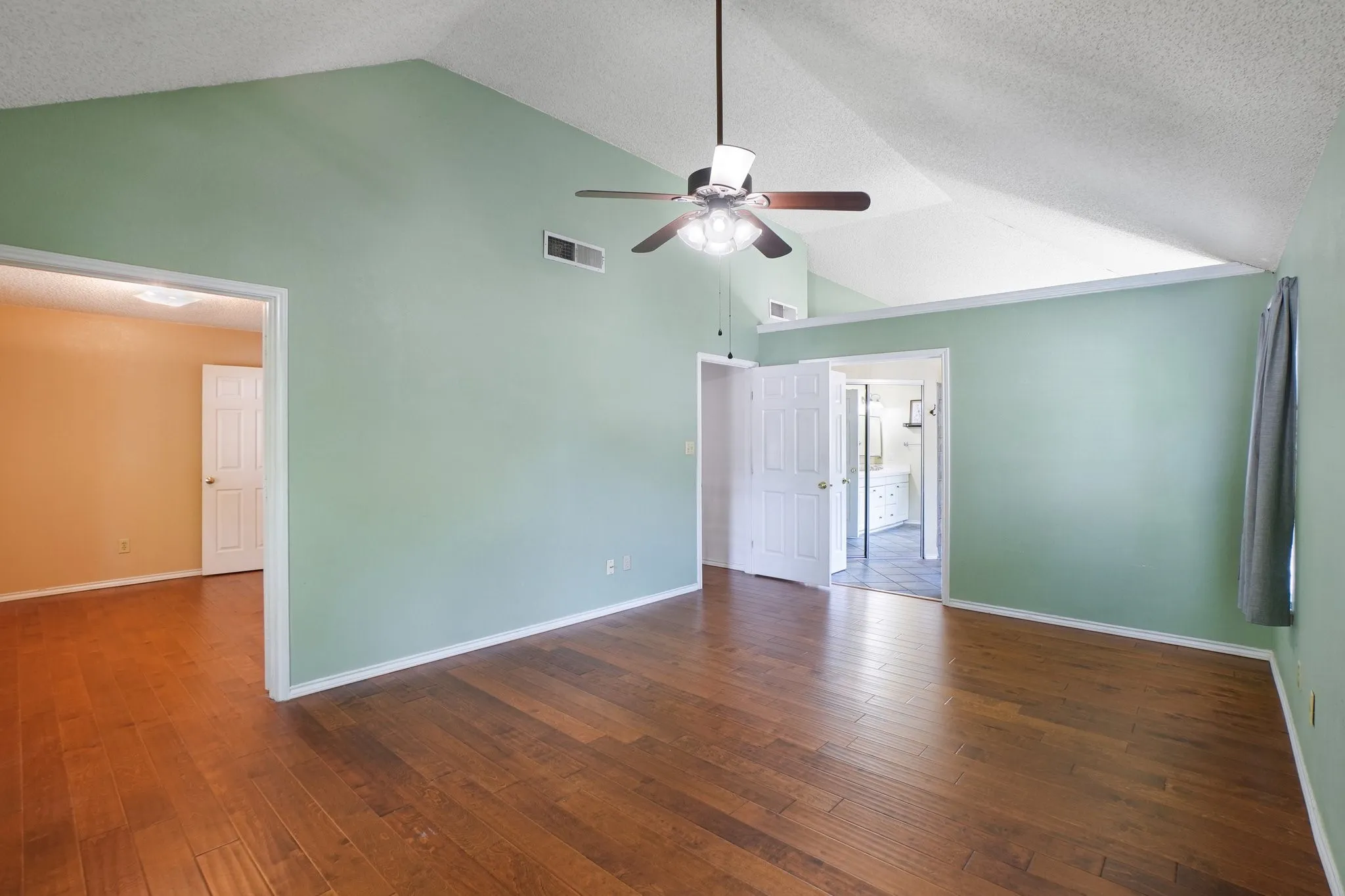 Single Family Residence For Sale in Tarrant County , 3231 Summerfield Drive, Grapevine, Texas 76051, 4 Bedroom, 3 Bathroom, 2 Garage spaces, 2,688 Sqft, built in 1985, mls#21369756, Real Estate Agent in Grapevine, Homes For Sale in Tarrant county, Homes For Sale in Grapevine, Realtor in Grapevine Texas, Real Estate Brokerage Independent Realty Texas, Luminita Cordes Realtor