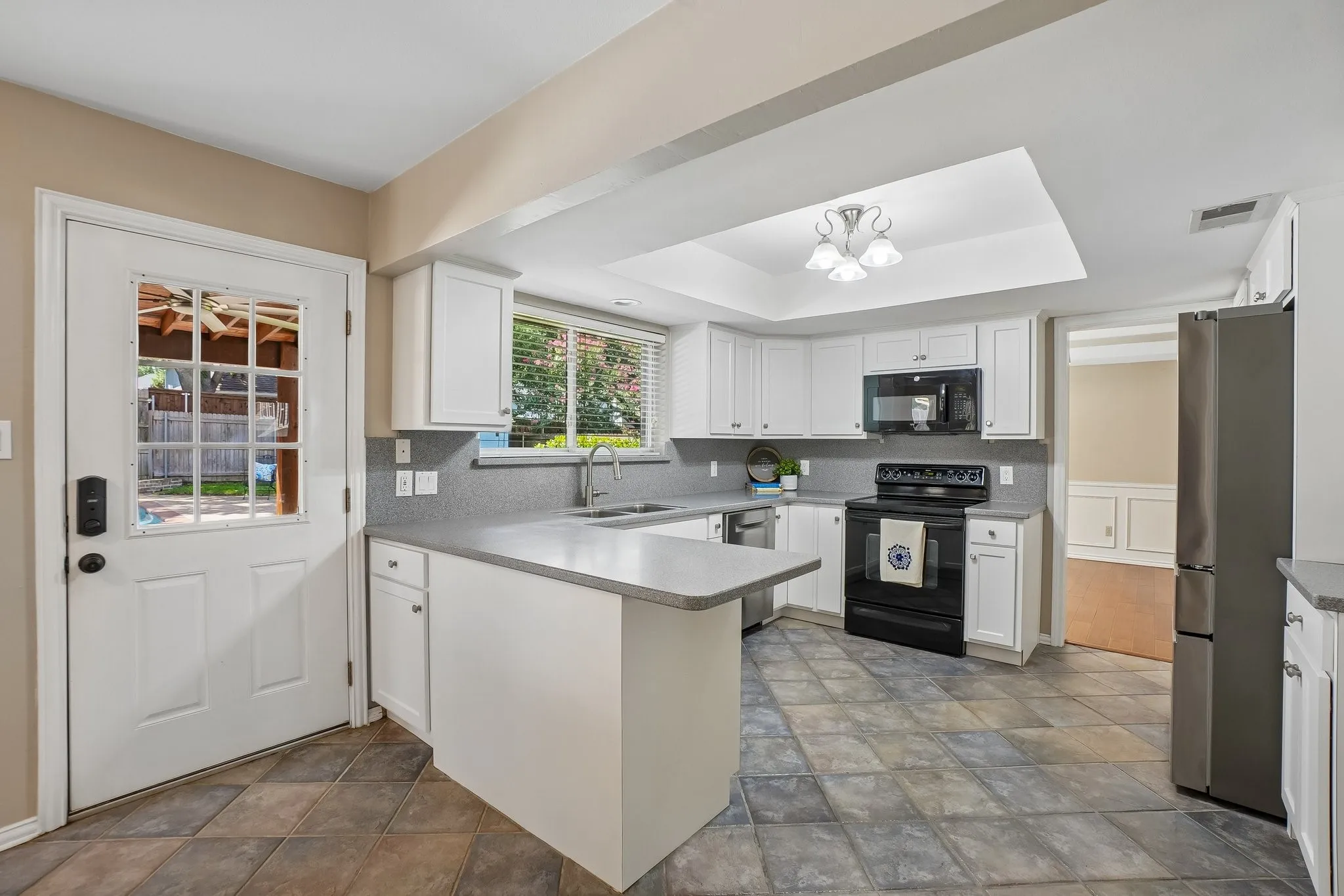 Single Family Residence For Sale in Tarrant County , 3231 Summerfield Drive, Grapevine, Texas 76051, 4 Bedroom, 3 Bathroom, 2 Garage spaces, 2,688 Sqft, built in 1985, mls#21369756, Real Estate Agent in Grapevine, Homes For Sale in Tarrant county, Homes For Sale in Grapevine, Realtor in Grapevine Texas, Real Estate Brokerage Independent Realty Texas, Luminita Cordes Realtor