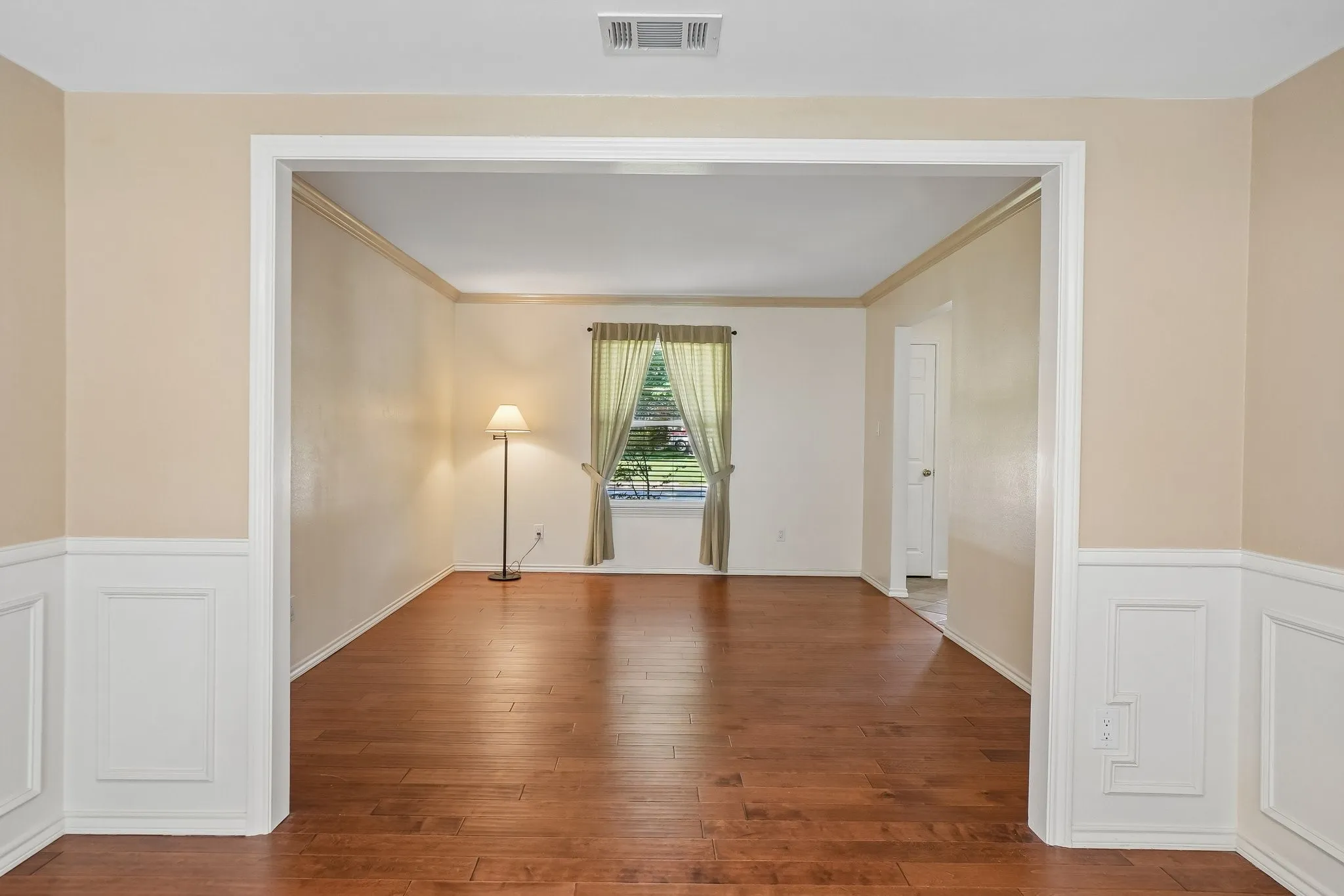 Single Family Residence For Sale in Tarrant County , 3231 Summerfield Drive, Grapevine, Texas 76051, 4 Bedroom, 3 Bathroom, 2 Garage spaces, 2,688 Sqft, built in 1985, mls#21369756, Real Estate Agent in Grapevine, Homes For Sale in Tarrant county, Homes For Sale in Grapevine, Realtor in Grapevine Texas, Real Estate Brokerage Independent Realty Texas, Luminita Cordes Realtor