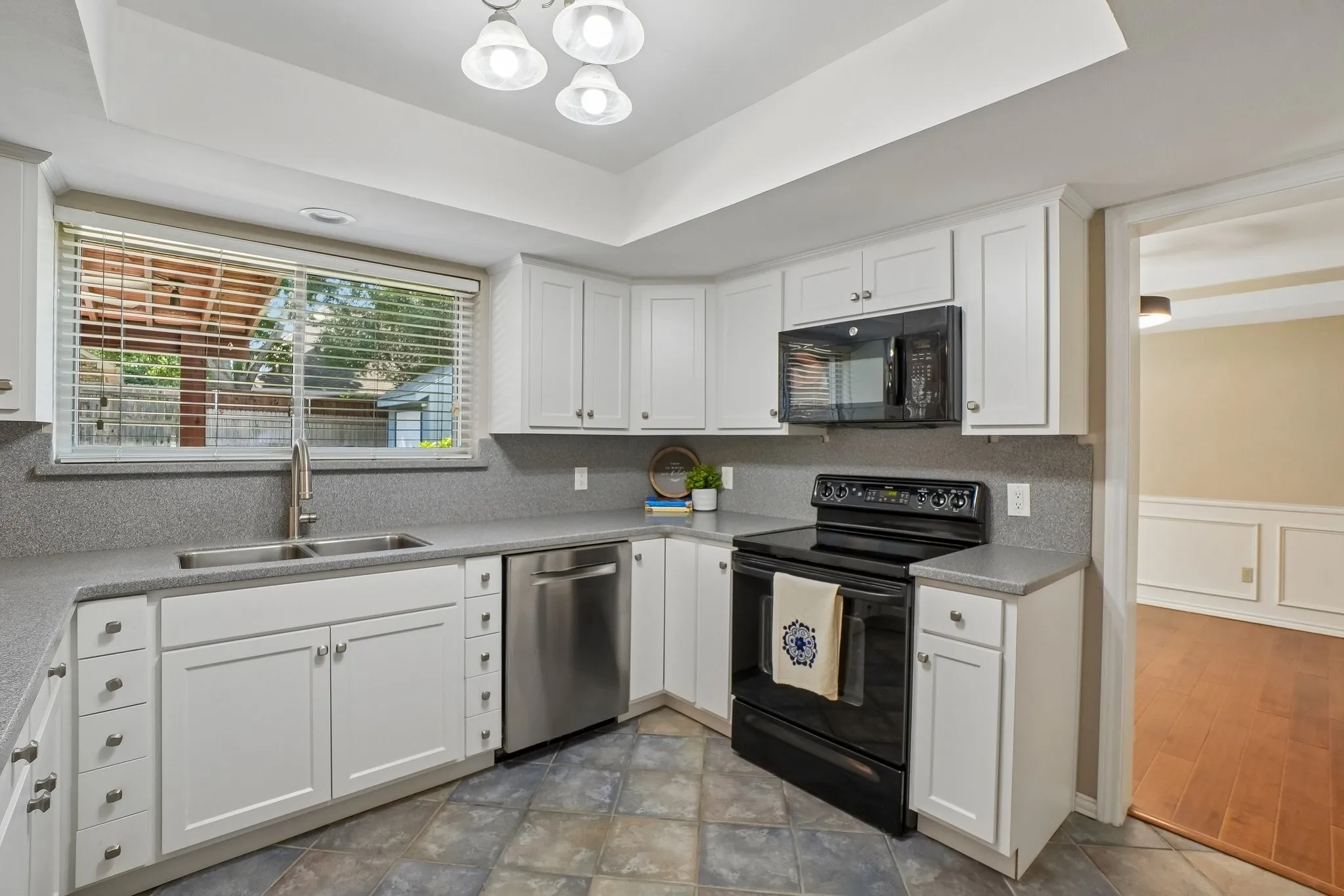 Single Family Residence For Sale in Tarrant County , 3231 Summerfield Drive, Grapevine, Texas 76051, 4 Bedroom, 3 Bathroom, 2 Garage spaces, 2,688 Sqft, built in 1985, mls#21369756, Real Estate Agent in Grapevine, Homes For Sale in Tarrant county, Homes For Sale in Grapevine, Realtor in Grapevine Texas, Real Estate Brokerage Independent Realty Texas, Luminita Cordes Realtor