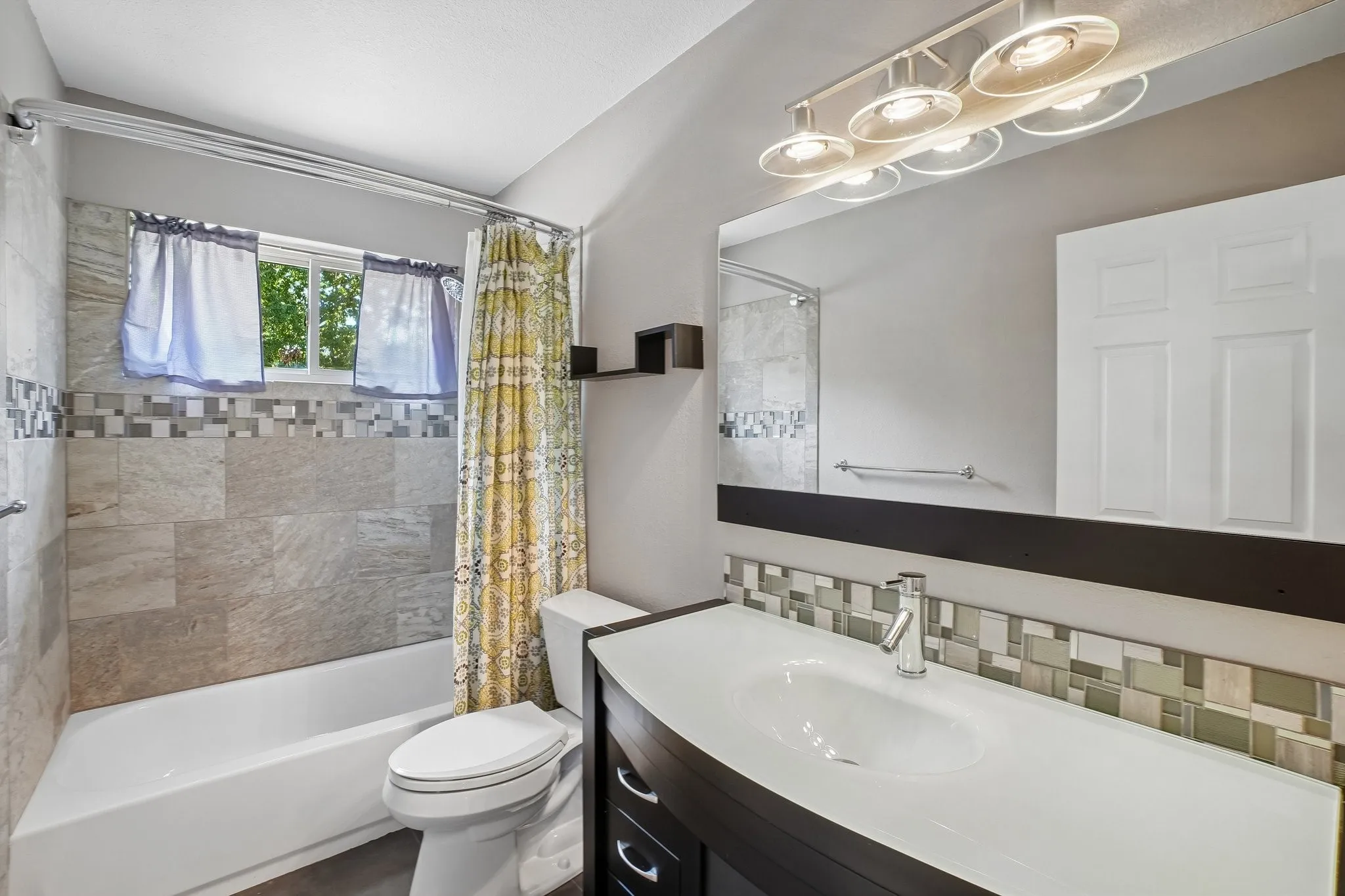 Single Family Residence For Sale in Tarrant County , 3231 Summerfield Drive, Grapevine, Texas 76051, 4 Bedroom, 3 Bathroom, 2 Garage spaces, 2,688 Sqft, built in 1985, mls#21369756, Real Estate Agent in Grapevine, Homes For Sale in Tarrant county, Homes For Sale in Grapevine, Realtor in Grapevine Texas, Real Estate Brokerage Independent Realty Texas, Luminita Cordes Realtor