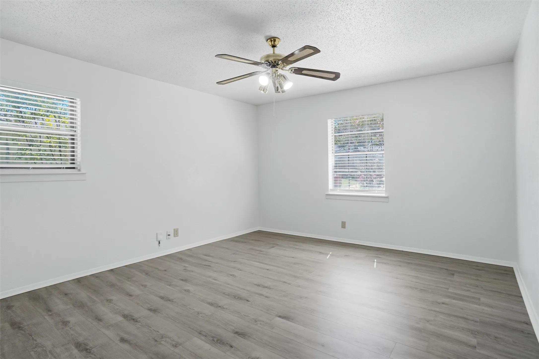 Single Family Residence For Rent in Tarrant County , 832 Overhill Drive, Hurst, Texas 76053, 3 Bedroom, 2 Bathroom, 2 Garage spaces, 2,170 Sqft, built in 1965, mls#21372297, Real Estate Agent in Hurst, Homes For Rent in Tarrant county, Homes For Rent in Hurst, Realtor in Hurst Texas, Real Estate Brokerage Independent Realty Texas, Luminita Cordes Realtor