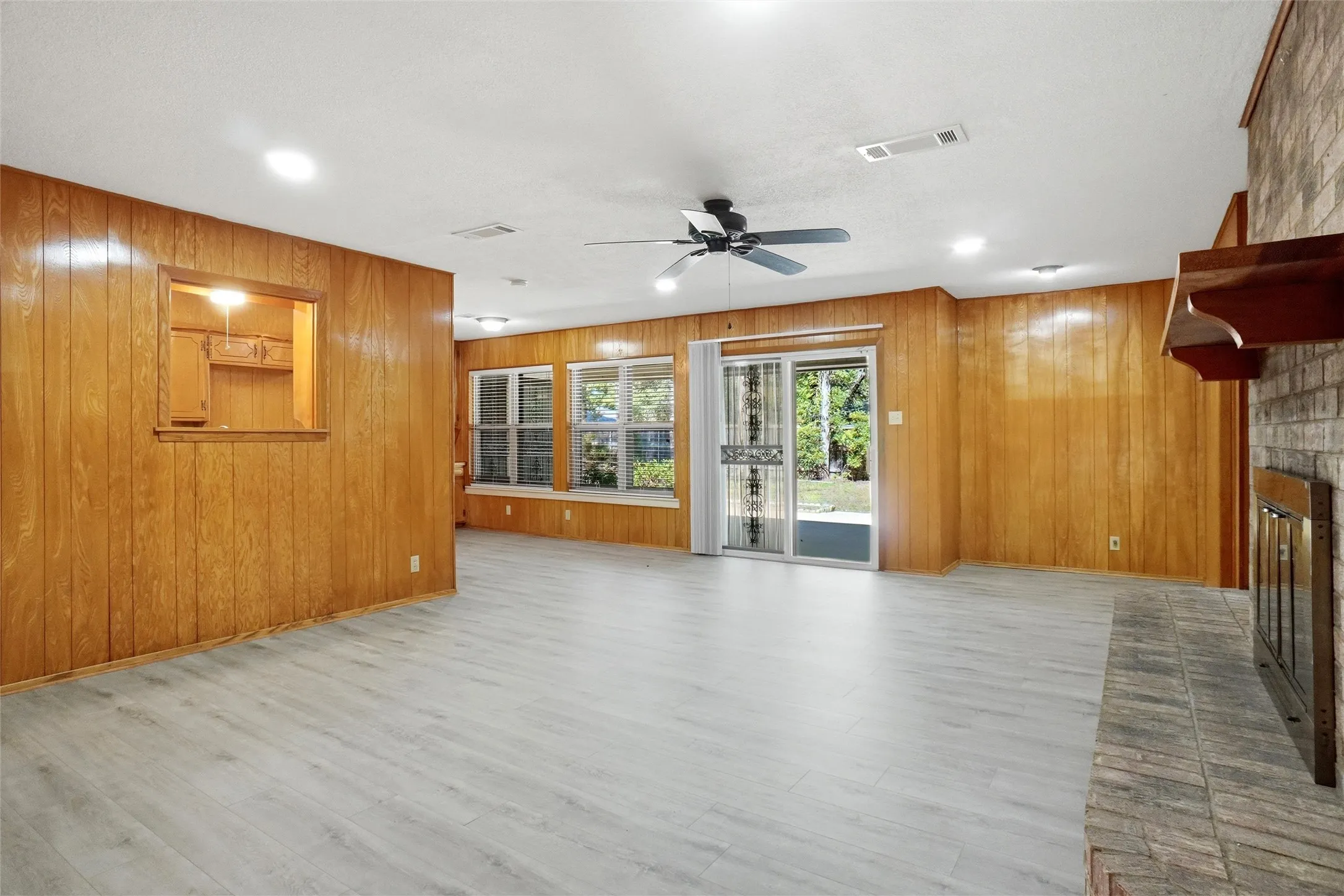 Single Family Residence For Rent in Tarrant County , 832 Overhill Drive, Hurst, Texas 76053, 3 Bedroom, 2 Bathroom, 2 Garage spaces, 2,170 Sqft, built in 1965, mls#21372297, Real Estate Agent in Hurst, Homes For Rent in Tarrant county, Homes For Rent in Hurst, Realtor in Hurst Texas, Real Estate Brokerage Independent Realty Texas, Luminita Cordes Realtor