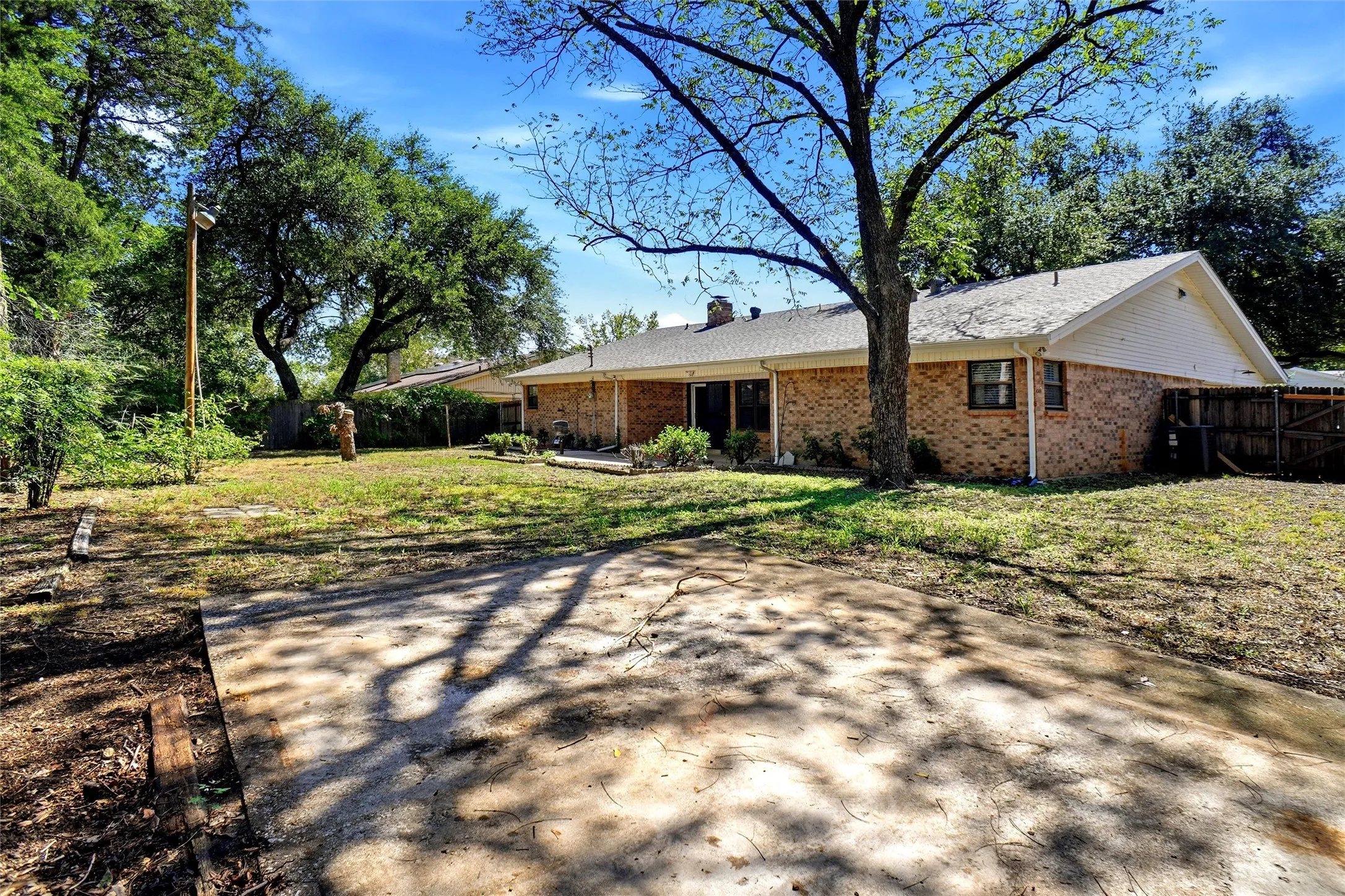 Single Family Residence For Rent in Tarrant County , 832 Overhill Drive, Hurst, Texas 76053, 3 Bedroom, 2 Bathroom, 2 Garage spaces, 2,170 Sqft, built in 1965, mls#21372297, Real Estate Agent in Hurst, Homes For Rent in Tarrant county, Homes For Rent in Hurst, Realtor in Hurst Texas, Real Estate Brokerage Independent Realty Texas, Luminita Cordes Realtor