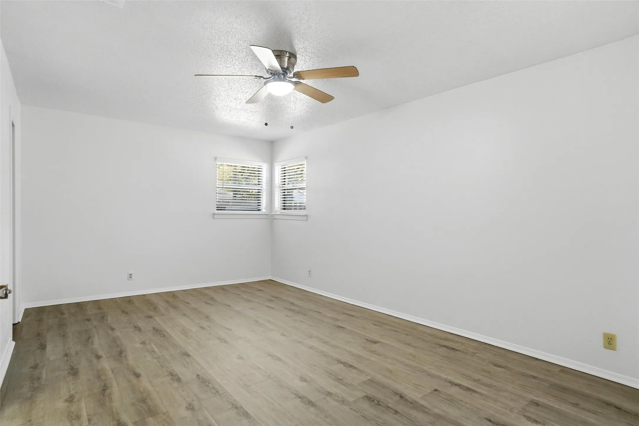 Single Family Residence For Rent in Tarrant County , 832 Overhill Drive, Hurst, Texas 76053, 3 Bedroom, 2 Bathroom, 2 Garage spaces, 2,170 Sqft, built in 1965, mls#21372297, Real Estate Agent in Hurst, Homes For Rent in Tarrant county, Homes For Rent in Hurst, Realtor in Hurst Texas, Real Estate Brokerage Independent Realty Texas, Luminita Cordes Realtor