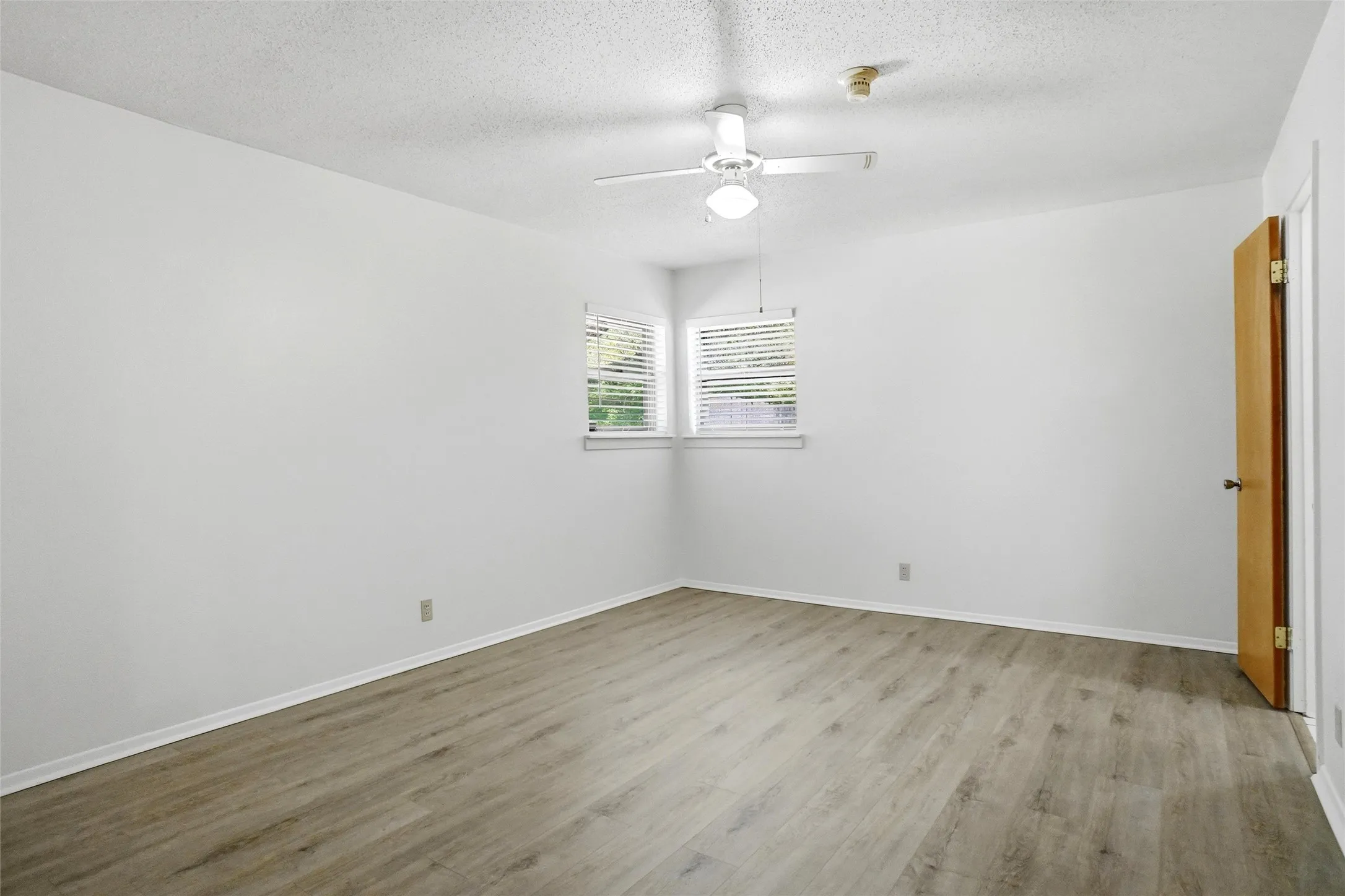 Single Family Residence For Rent in Tarrant County , 832 Overhill Drive, Hurst, Texas 76053, 3 Bedroom, 2 Bathroom, 2 Garage spaces, 2,170 Sqft, built in 1965, mls#21372297, Real Estate Agent in Hurst, Homes For Rent in Tarrant county, Homes For Rent in Hurst, Realtor in Hurst Texas, Real Estate Brokerage Independent Realty Texas, Luminita Cordes Realtor