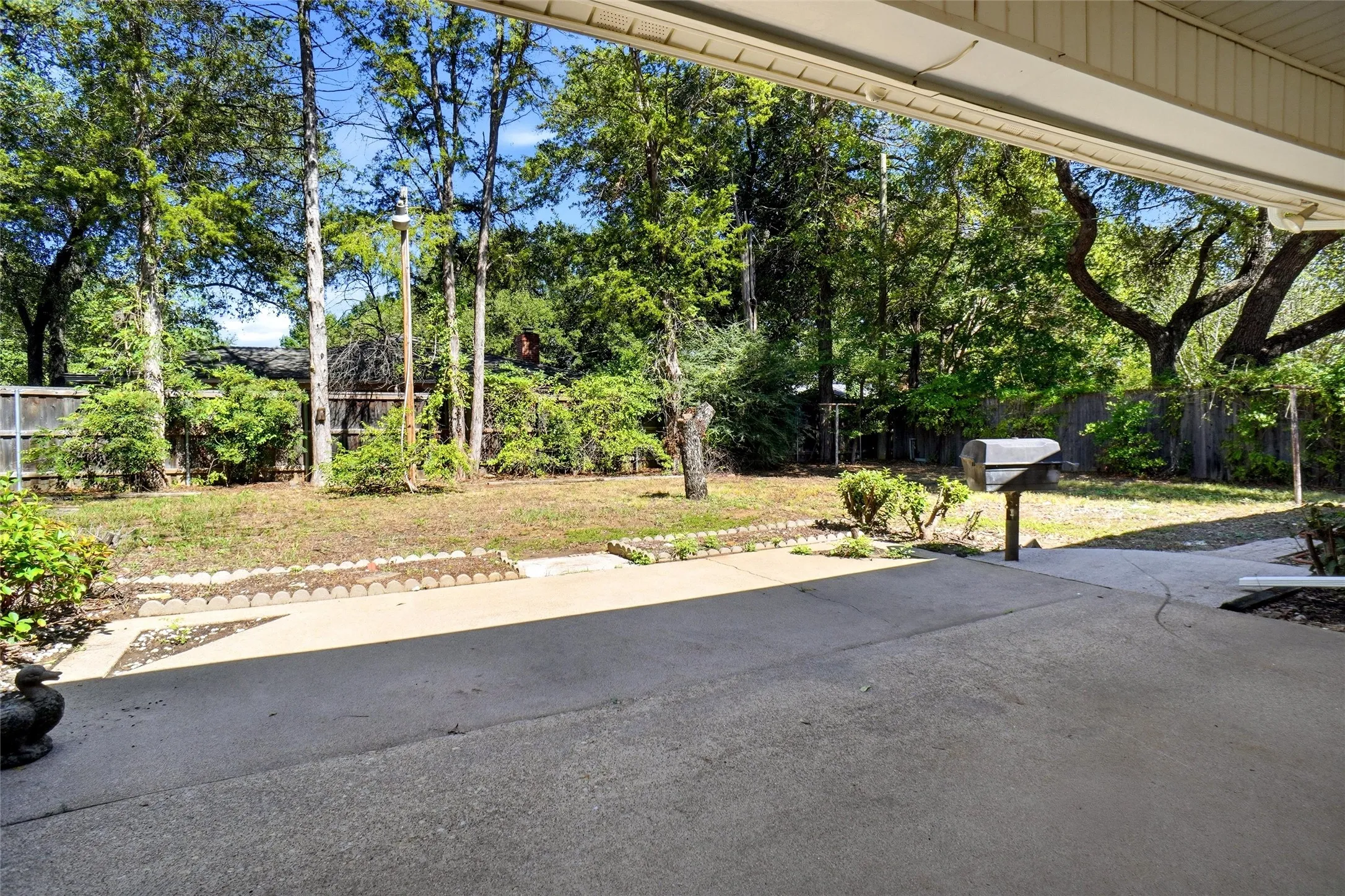 Single Family Residence For Rent in Tarrant County , 832 Overhill Drive, Hurst, Texas 76053, 3 Bedroom, 2 Bathroom, 2 Garage spaces, 2,170 Sqft, built in 1965, mls#21372297, Real Estate Agent in Hurst, Homes For Rent in Tarrant county, Homes For Rent in Hurst, Realtor in Hurst Texas, Real Estate Brokerage Independent Realty Texas, Luminita Cordes Realtor