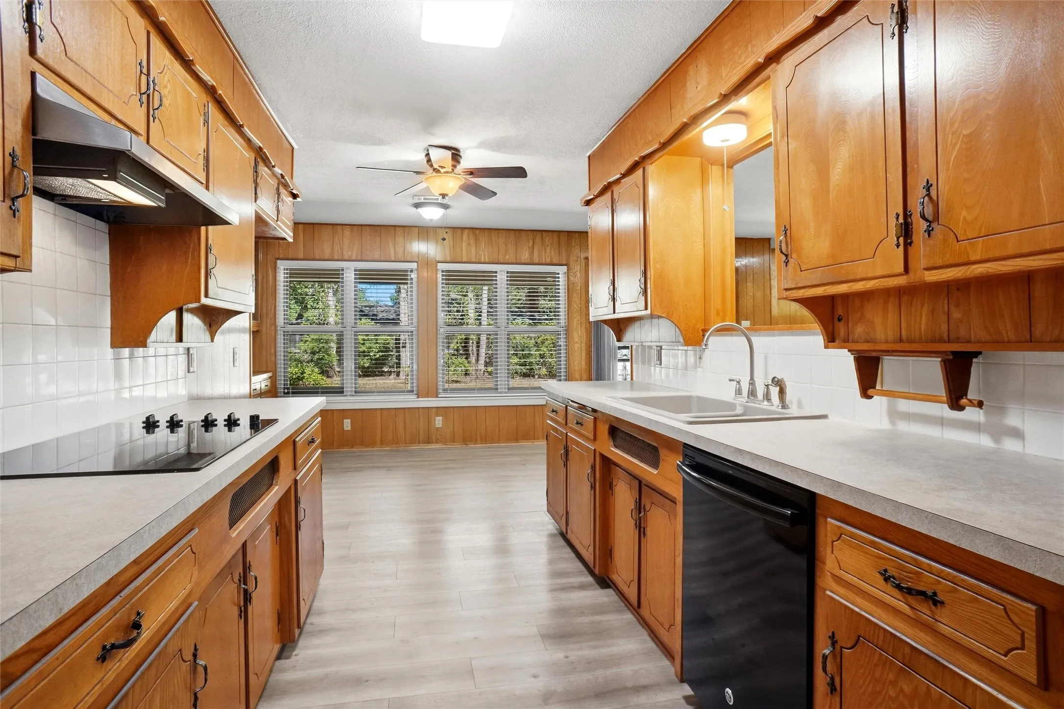 Single Family Residence For Rent in Tarrant County , 832 Overhill Drive, Hurst, Texas 76053, 3 Bedroom, 2 Bathroom, 2 Garage spaces, 2,170 Sqft, built in 1965, mls#21372297, Real Estate Agent in Hurst, Homes For Rent in Tarrant county, Homes For Rent in Hurst, Realtor in Hurst Texas, Real Estate Brokerage Independent Realty Texas, Luminita Cordes Realtor