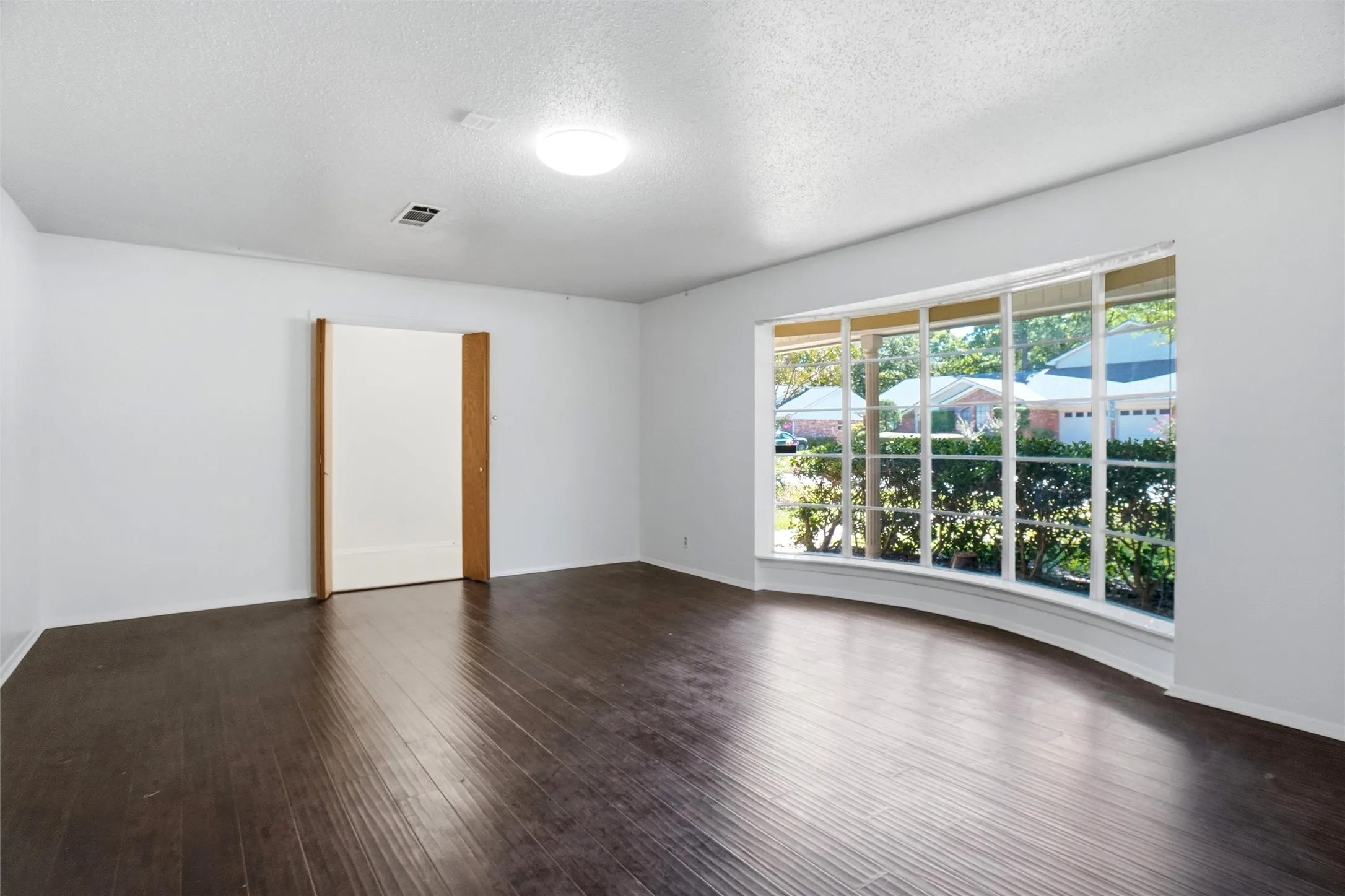 Single Family Residence For Rent in Tarrant County , 832 Overhill Drive, Hurst, Texas 76053, 3 Bedroom, 2 Bathroom, 2 Garage spaces, 2,170 Sqft, built in 1965, mls#21372297, Real Estate Agent in Hurst, Homes For Rent in Tarrant county, Homes For Rent in Hurst, Realtor in Hurst Texas, Real Estate Brokerage Independent Realty Texas, Luminita Cordes Realtor