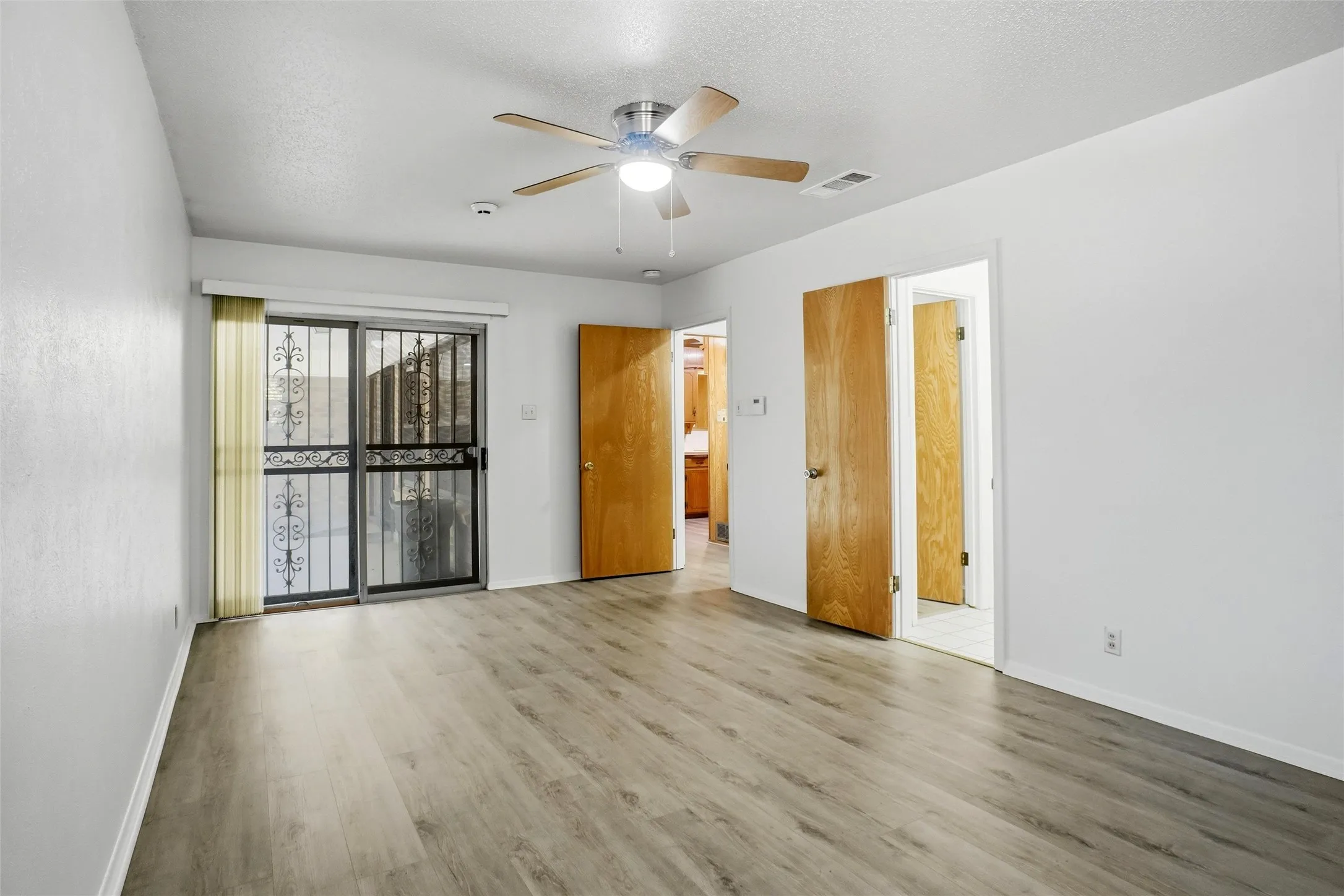 Single Family Residence For Rent in Tarrant County , 832 Overhill Drive, Hurst, Texas 76053, 3 Bedroom, 2 Bathroom, 2 Garage spaces, 2,170 Sqft, built in 1965, mls#21372297, Real Estate Agent in Hurst, Homes For Rent in Tarrant county, Homes For Rent in Hurst, Realtor in Hurst Texas, Real Estate Brokerage Independent Realty Texas, Luminita Cordes Realtor