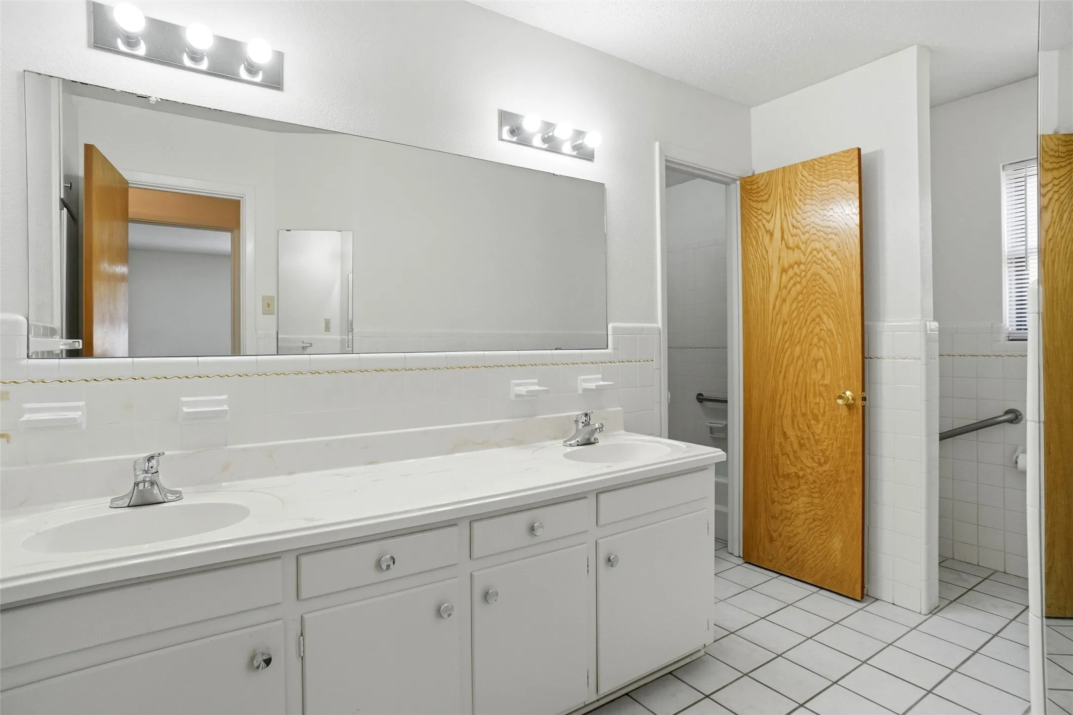 Single Family Residence For Rent in Tarrant County , 832 Overhill Drive, Hurst, Texas 76053, 3 Bedroom, 2 Bathroom, 2 Garage spaces, 2,170 Sqft, built in 1965, mls#21372297, Real Estate Agent in Hurst, Homes For Rent in Tarrant county, Homes For Rent in Hurst, Realtor in Hurst Texas, Real Estate Brokerage Independent Realty Texas, Luminita Cordes Realtor