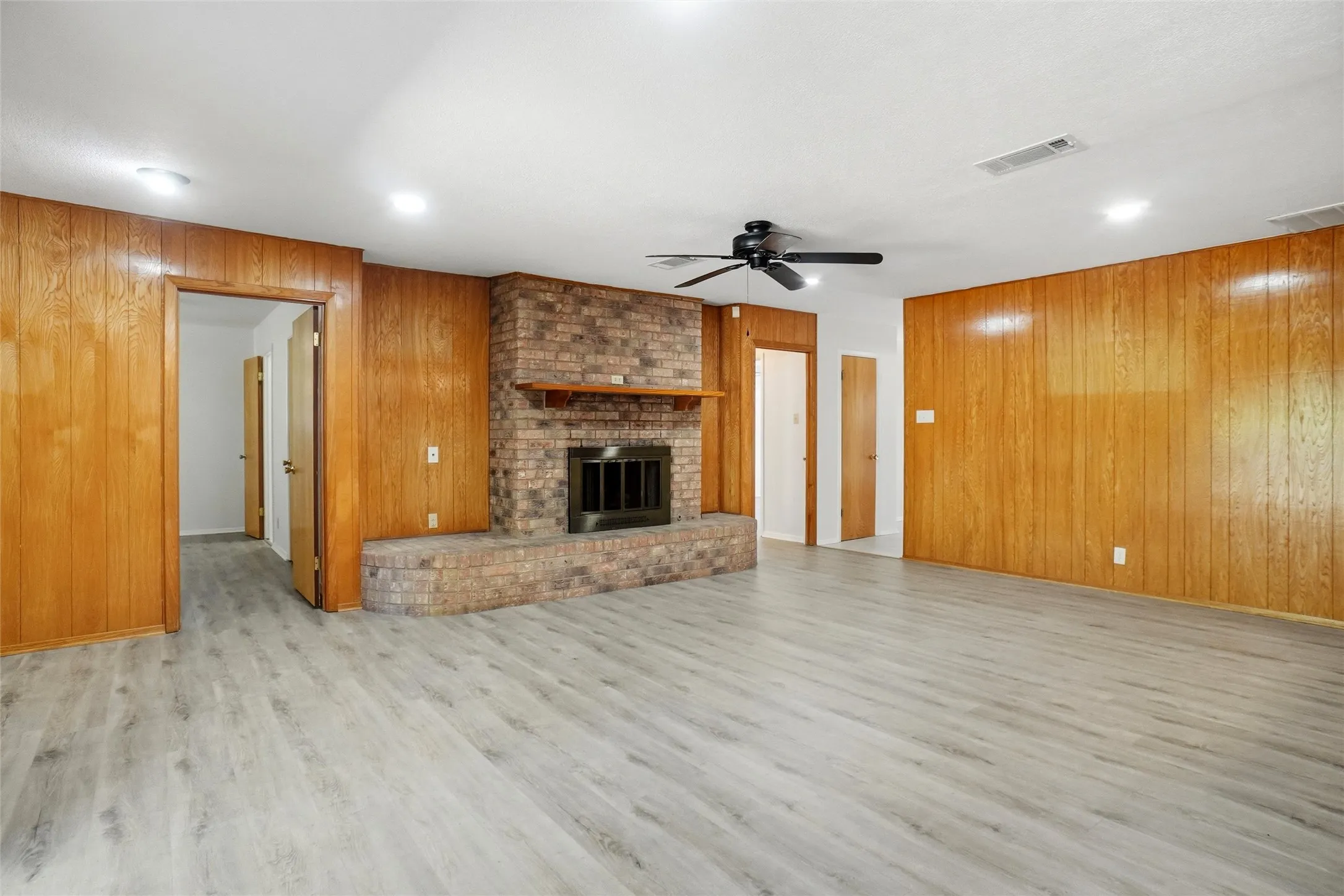 Single Family Residence For Rent in Tarrant County , 832 Overhill Drive, Hurst, Texas 76053, 3 Bedroom, 2 Bathroom, 2 Garage spaces, 2,170 Sqft, built in 1965, mls#21372297, Real Estate Agent in Hurst, Homes For Rent in Tarrant county, Homes For Rent in Hurst, Realtor in Hurst Texas, Real Estate Brokerage Independent Realty Texas, Luminita Cordes Realtor