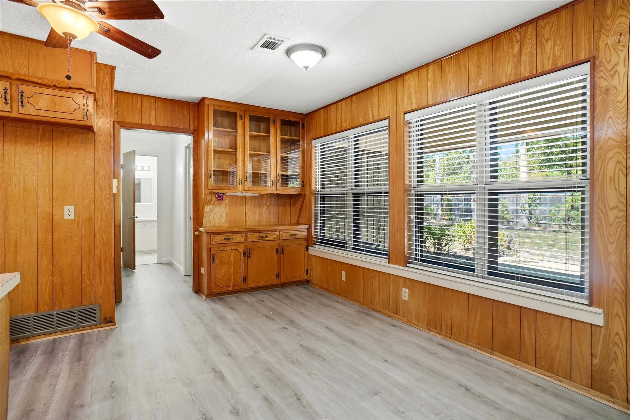 Single Family Residence For Rent in Tarrant County , 832 Overhill Drive, Hurst, Texas 76053, 3 Bedroom, 2 Bathroom, 2 Garage spaces, 2,170 Sqft, built in 1965, mls#21372297, Real Estate Agent in Hurst, Homes For Rent in Tarrant county, Homes For Rent in Hurst, Realtor in Hurst Texas, Real Estate Brokerage Independent Realty Texas, Luminita Cordes Realtor