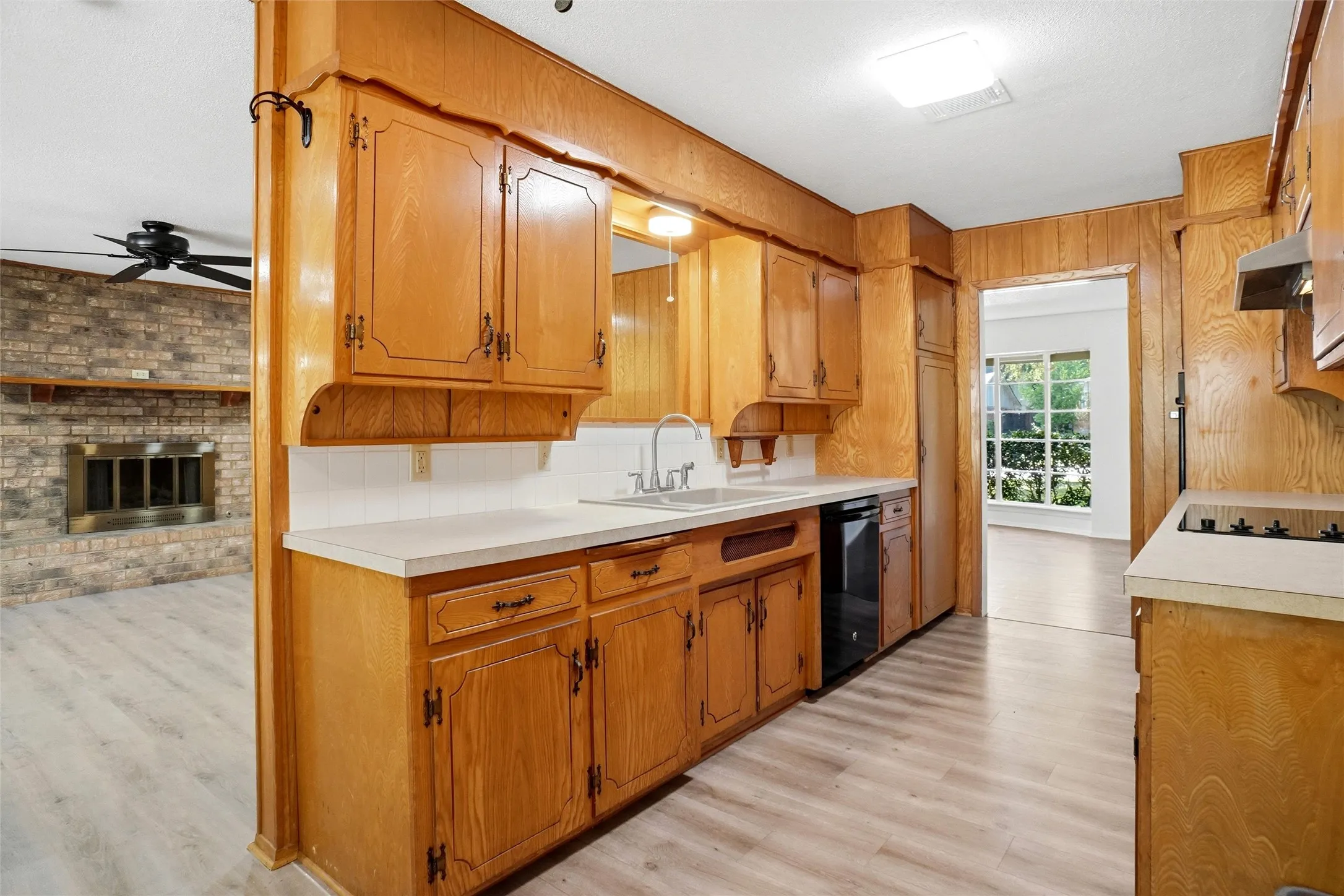 Single Family Residence For Rent in Tarrant County , 832 Overhill Drive, Hurst, Texas 76053, 3 Bedroom, 2 Bathroom, 2 Garage spaces, 2,170 Sqft, built in 1965, mls#21372297, Real Estate Agent in Hurst, Homes For Rent in Tarrant county, Homes For Rent in Hurst, Realtor in Hurst Texas, Real Estate Brokerage Independent Realty Texas, Luminita Cordes Realtor