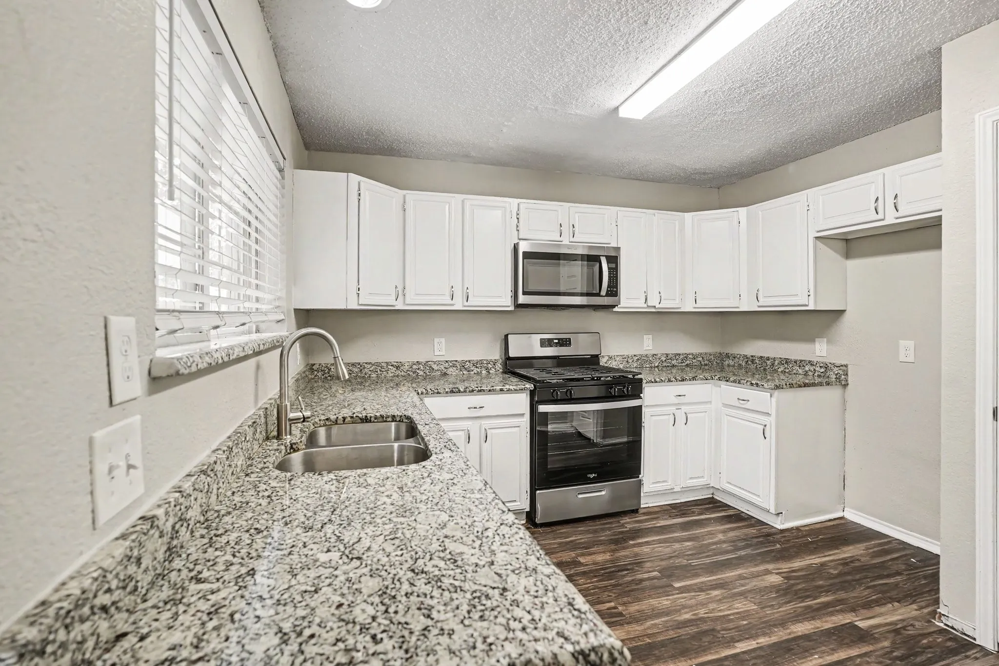 Single Family Residence For Sale in Dallas County , 307 Hopewell Street, Grand Prairie, Texas 75052, 3 Bedroom, 3 Bathroom, 2 Garage spaces, 1,630 Sqft, built in 1985, mls#21371772, Real Estate Agent in Grand Prairie, Homes For Sale in Dallas county, Homes For Sale in Grand Prairie, Realtor in Grand Prairie Texas, Real Estate Brokerage Independent Realty Texas, Luminita Cordes Realtor