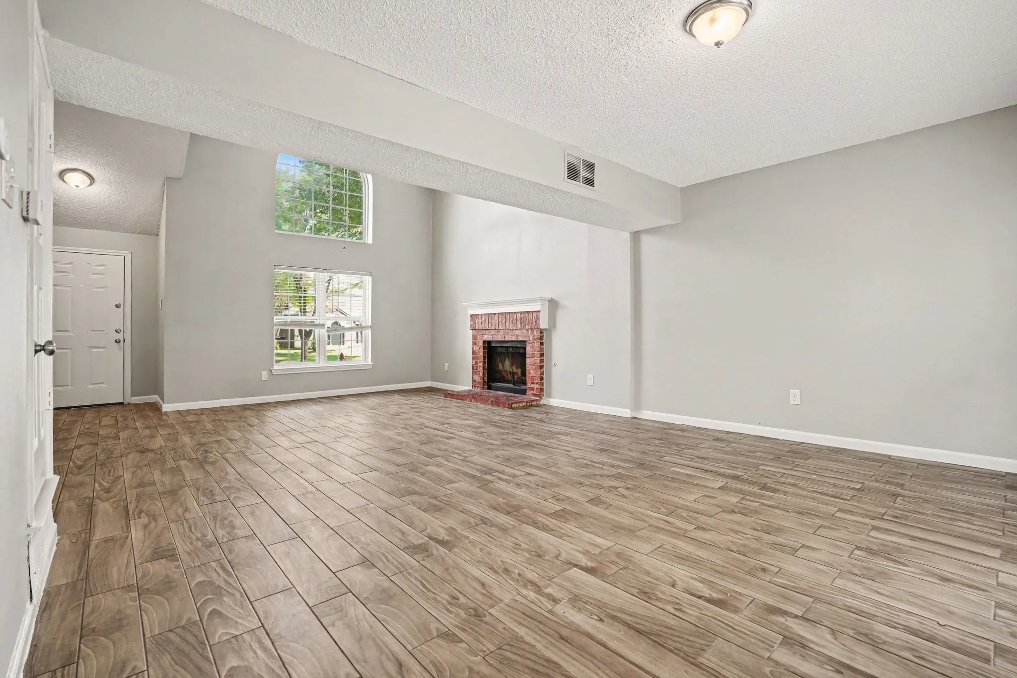 Single Family Residence For Sale in Dallas County , 307 Hopewell Street, Grand Prairie, Texas 75052, 3 Bedroom, 3 Bathroom, 2 Garage spaces, 1,630 Sqft, built in 1985, mls#21371772, Real Estate Agent in Grand Prairie, Homes For Sale in Dallas county, Homes For Sale in Grand Prairie, Realtor in Grand Prairie Texas, Real Estate Brokerage Independent Realty Texas, Luminita Cordes Realtor