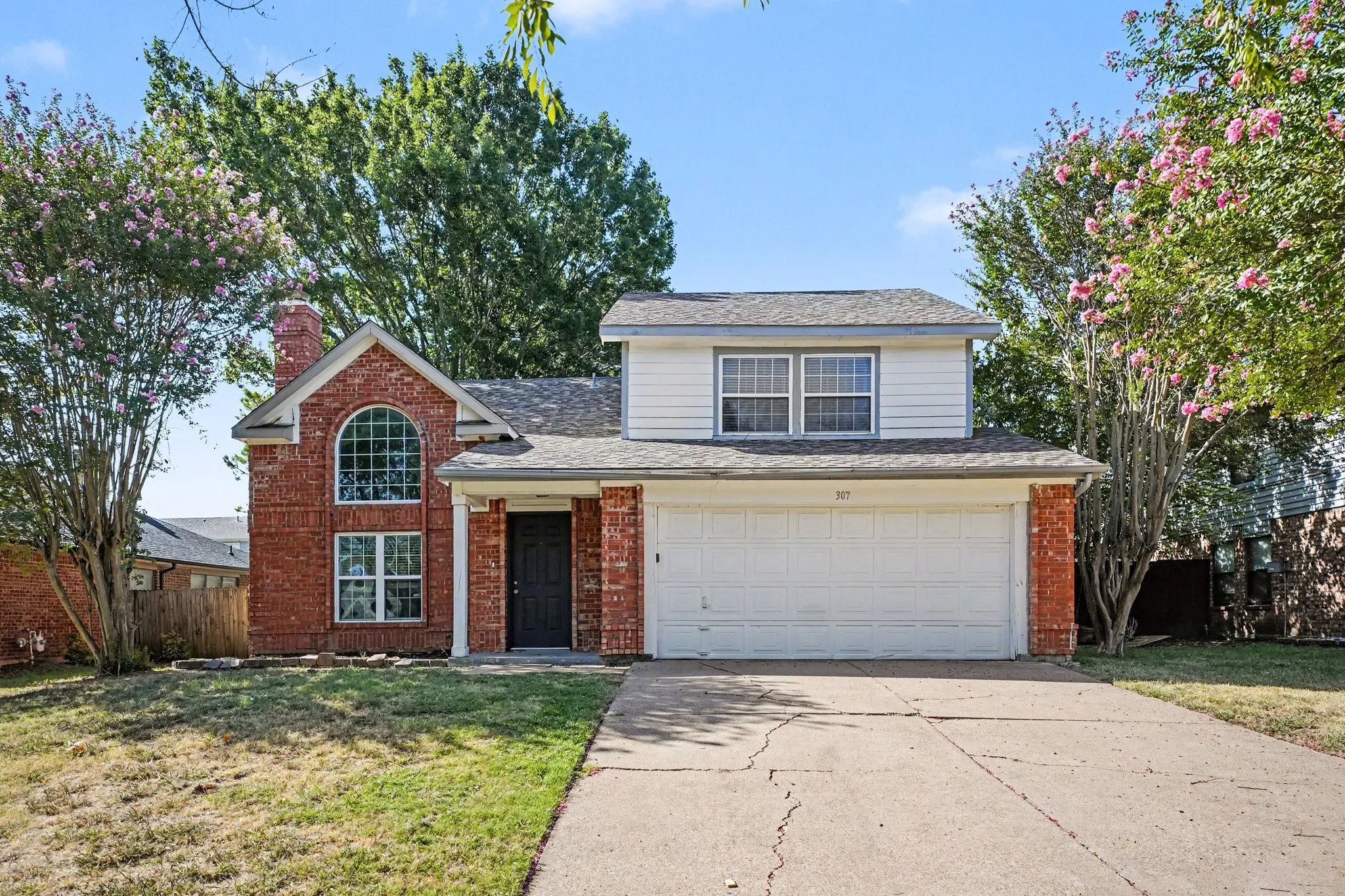 Single Family Residence For Sale in Dallas County , 307 Hopewell Street, Grand Prairie, Texas 75052, 3 Bedroom, 3 Bathroom, 2 Garage spaces, 1,630 Sqft, built in 1985, mls#21371772, Real Estate Agent in Grand Prairie, Homes For Sale in Dallas county, Homes For Sale in Grand Prairie, Realtor in Grand Prairie Texas, Real Estate Brokerage Independent Realty Texas, Luminita Cordes Realtor