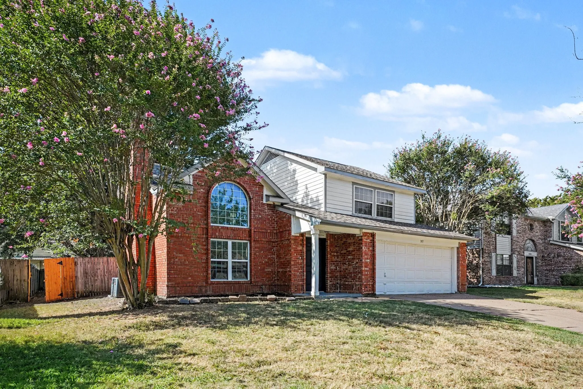 Single Family Residence For Sale in Dallas County , 307 Hopewell Street, Grand Prairie, Texas 75052, 3 Bedroom, 3 Bathroom, 2 Garage spaces, 1,630 Sqft, built in 1985, mls#21371772, Real Estate Agent in Grand Prairie, Homes For Sale in Dallas county, Homes For Sale in Grand Prairie, Realtor in Grand Prairie Texas, Real Estate Brokerage Independent Realty Texas, Luminita Cordes Realtor