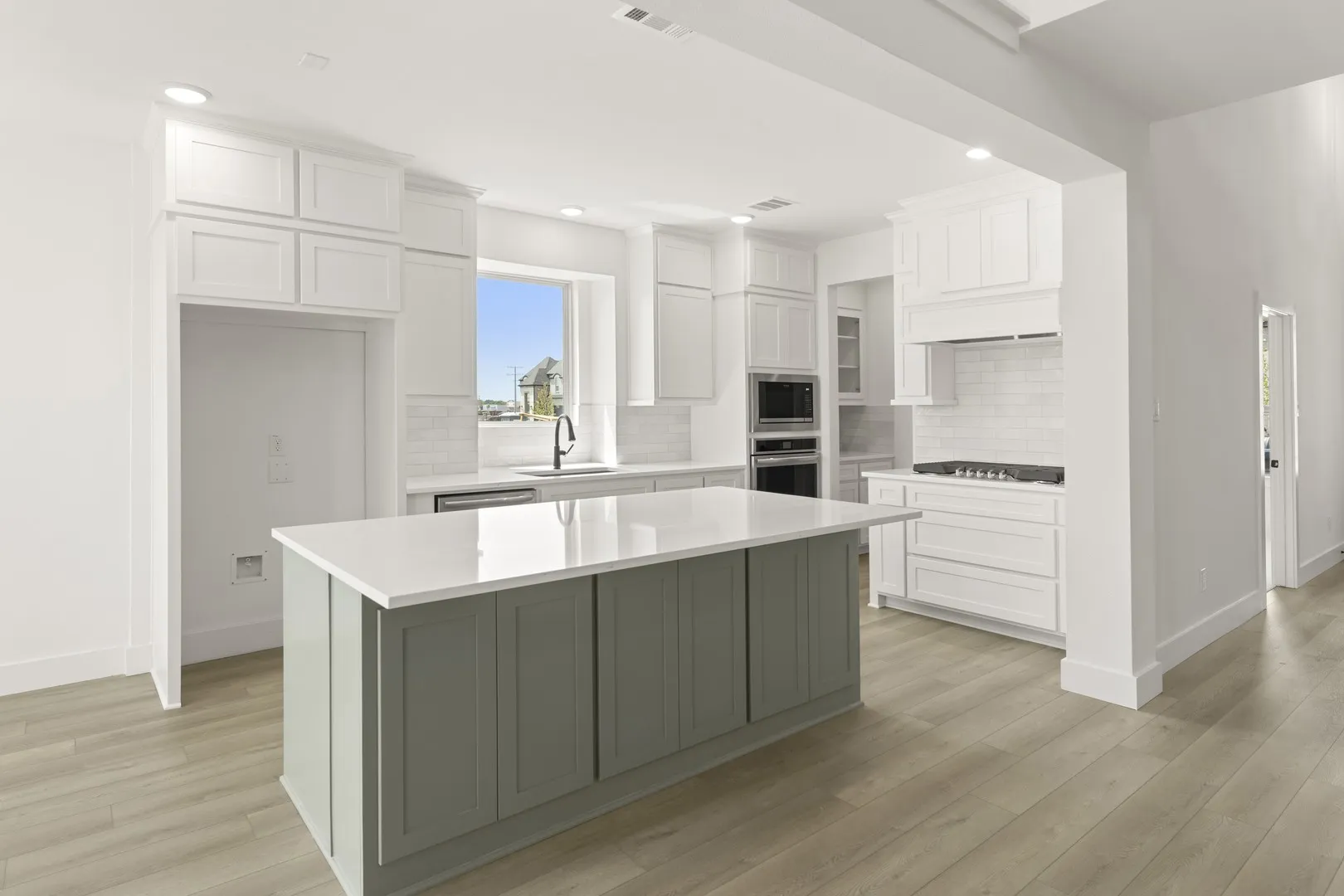 16. 1461 Porter - Kitchen (2).jpg