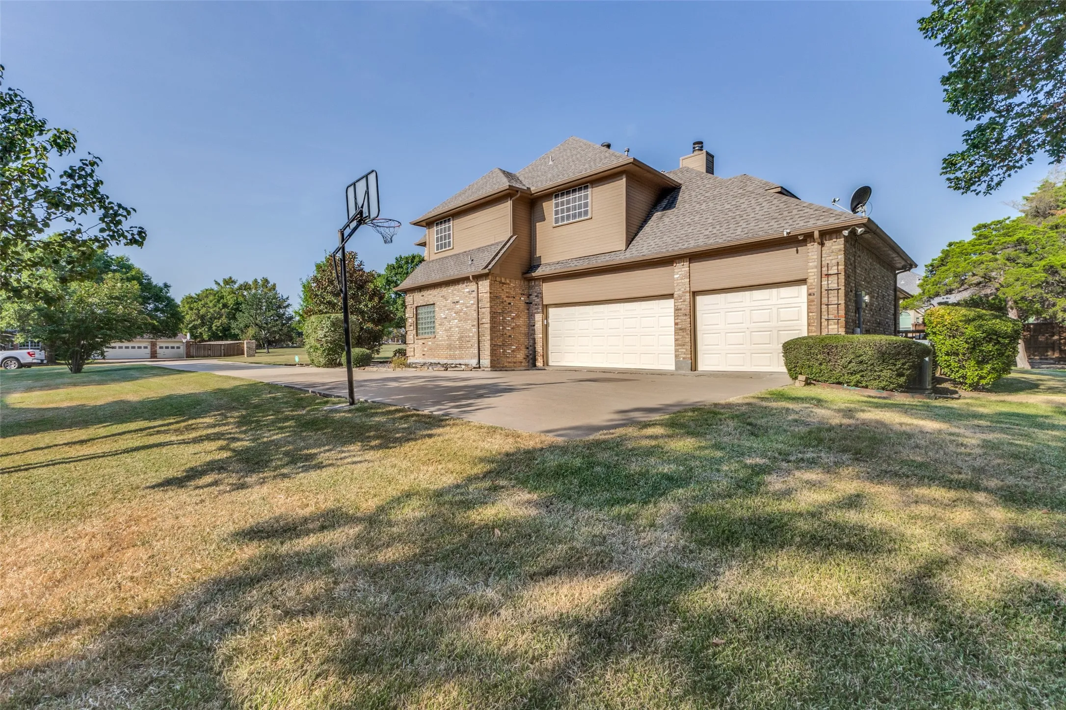Single Family Residence For Sale in Rockwall County , 529 Chippendale Drive, Heath, Texas 75032, 5 Bedroom, 4 Bathroom, 3 Garage spaces, 3,196 Sqft, built in 1991, mls#21371033, Real Estate Agent in Heath, Homes For Sale in Rockwall county, Homes For Sale in Heath, Realtor in Heath Texas, Real Estate Brokerage Independent Realty Texas, Luminita Cordes Realtor