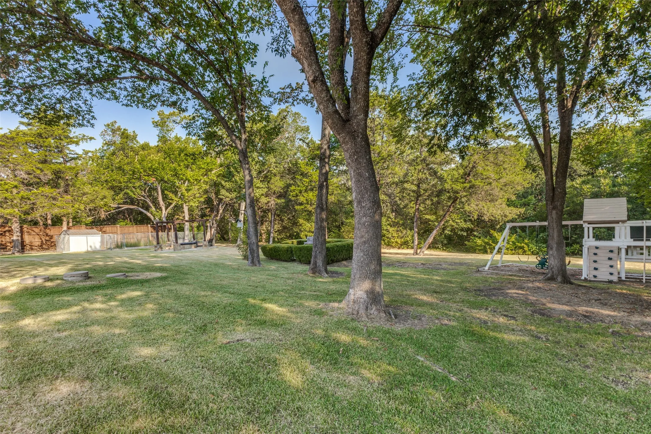 Single Family Residence For Sale in Rockwall County , 529 Chippendale Drive, Heath, Texas 75032, 5 Bedroom, 4 Bathroom, 3 Garage spaces, 3,196 Sqft, built in 1991, mls#21371033, Real Estate Agent in Heath, Homes For Sale in Rockwall county, Homes For Sale in Heath, Realtor in Heath Texas, Real Estate Brokerage Independent Realty Texas, Luminita Cordes Realtor